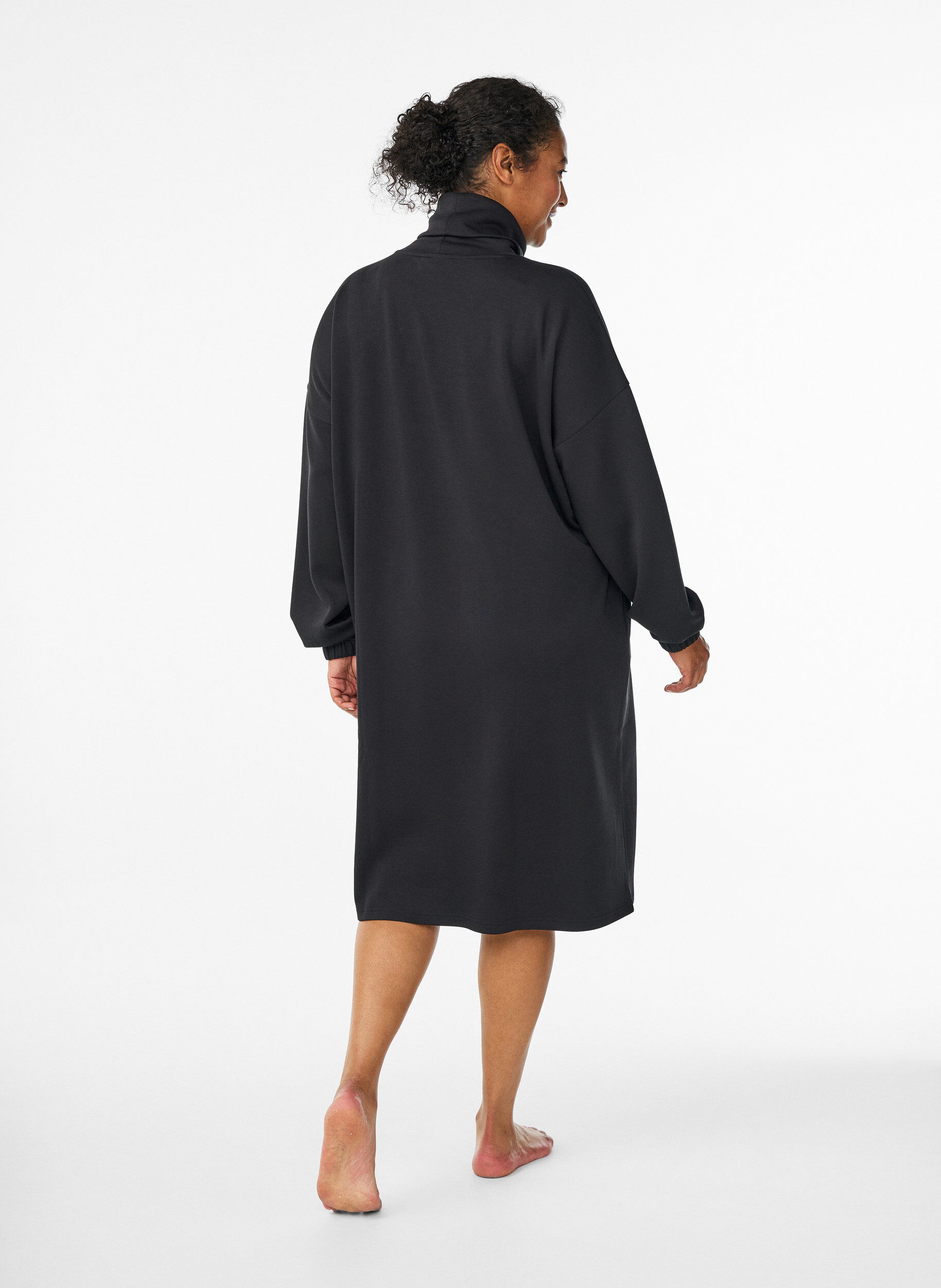 Zizzi Rollkragenkleid in A-Form, Schwarz, Model image number 1