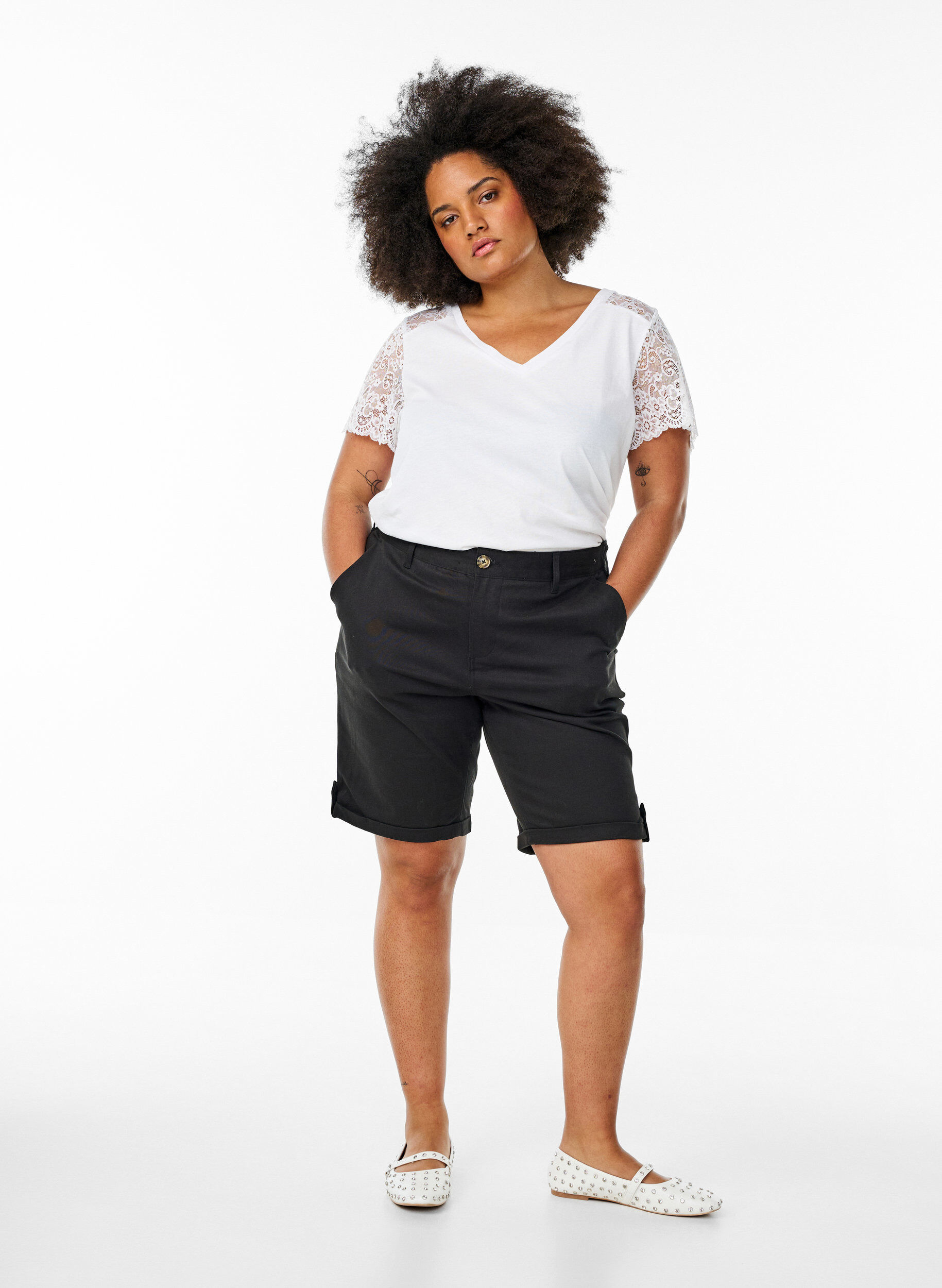 Zizzi T-Shirt aus Baumwolle mit kurze Spitzen&auml;rmeln, Wei&szlig;, Model image number 1