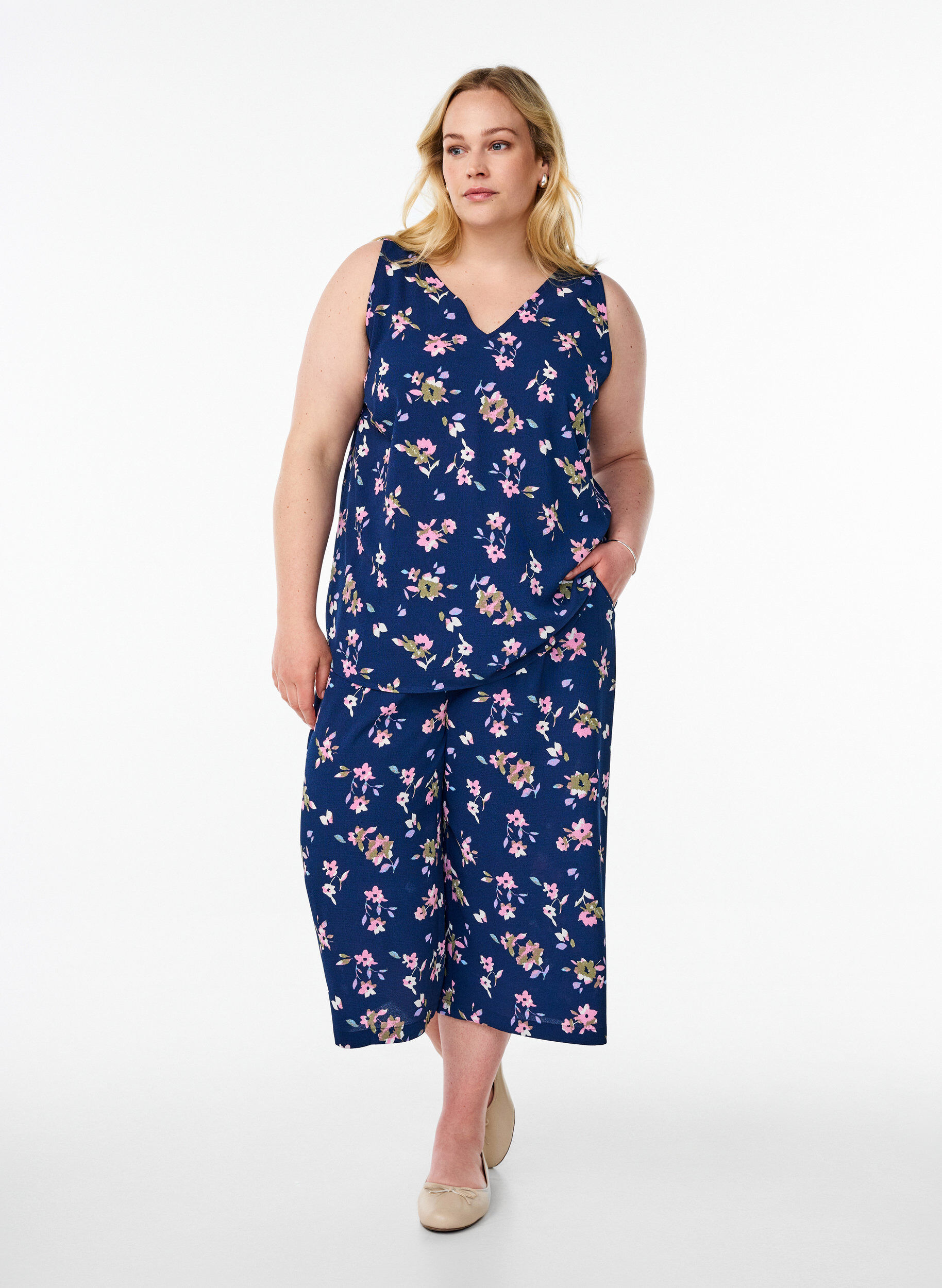 ZizziBedrucktes Oberteil mit V-Ausschnitt, Blau, Model image number 1
