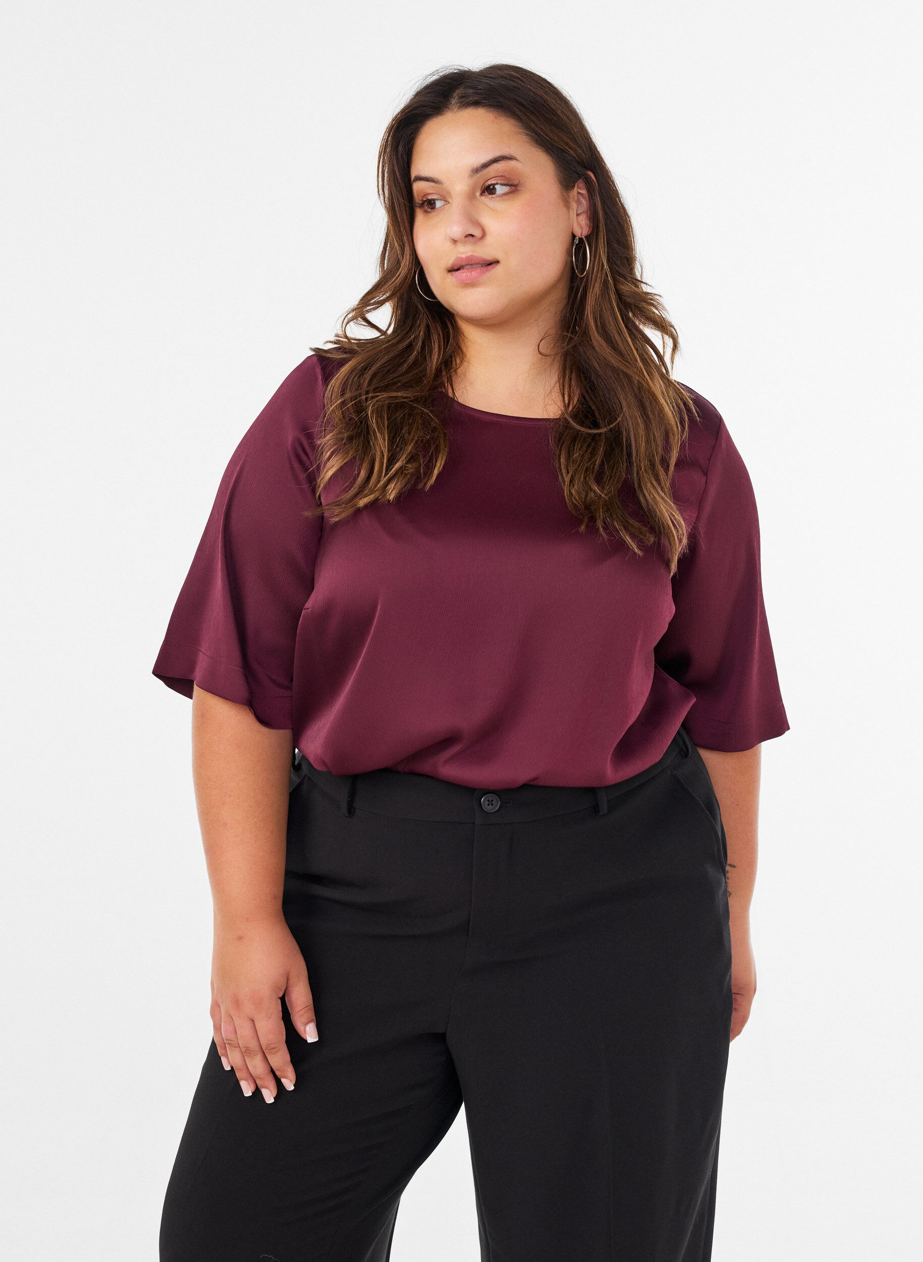 Bluse aus Satin mit ellenbogenlangen &Auml;rmeln, Rot, Model