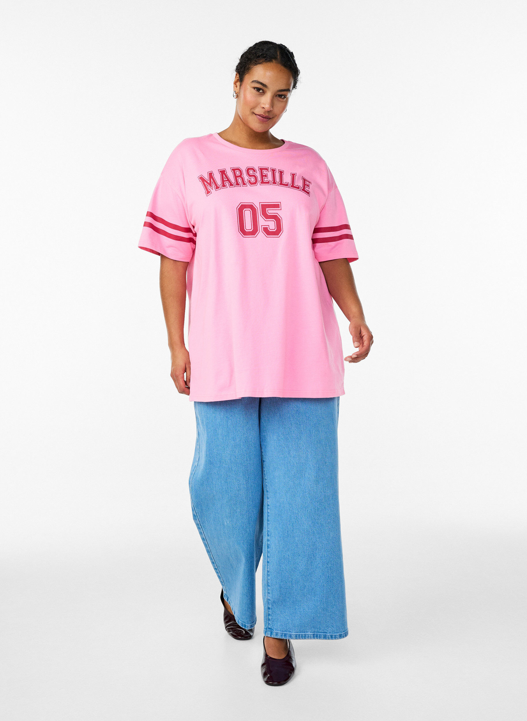 Zizzi Sportliches Oversize-College-T-Shirt, Pink, Model image number 1