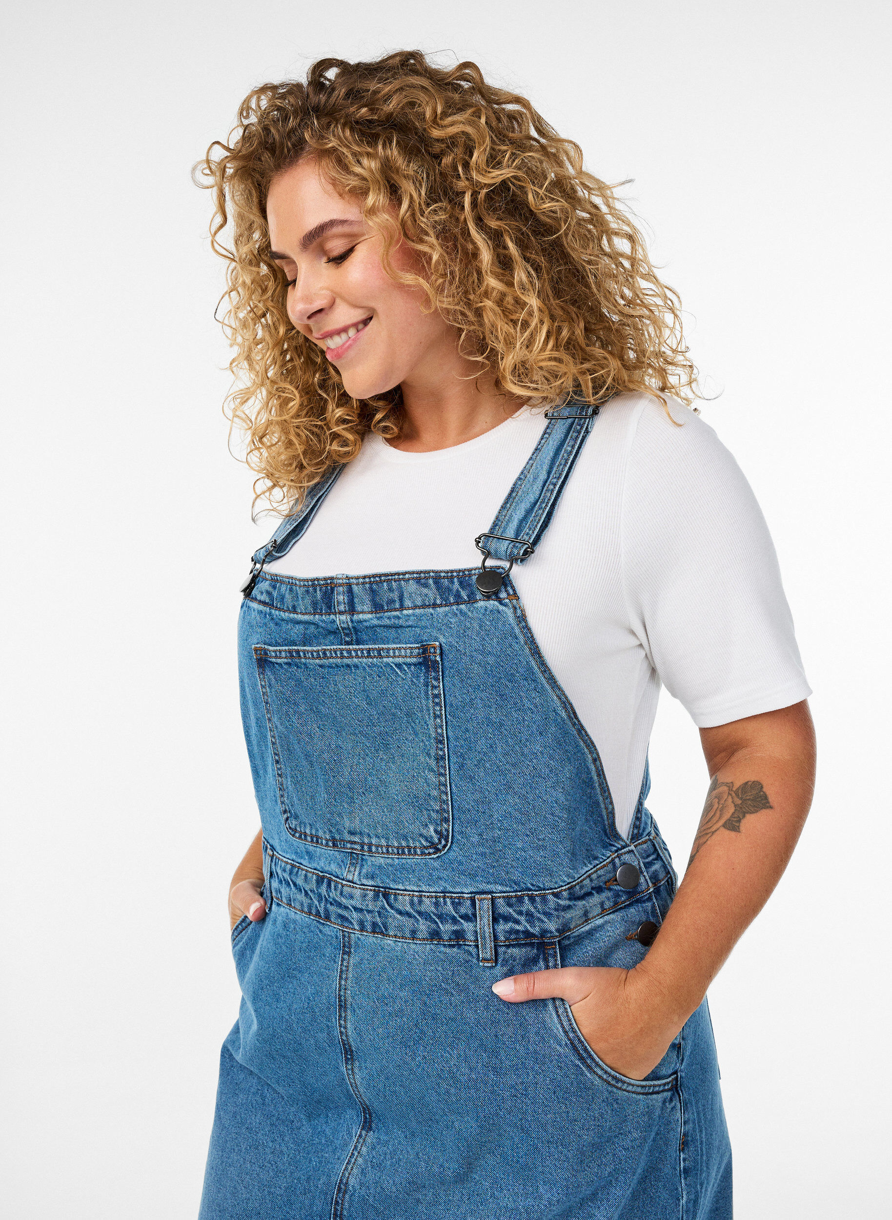 Zizzi Midi-Latzkleid aus Denim, Blau, Model image number 2