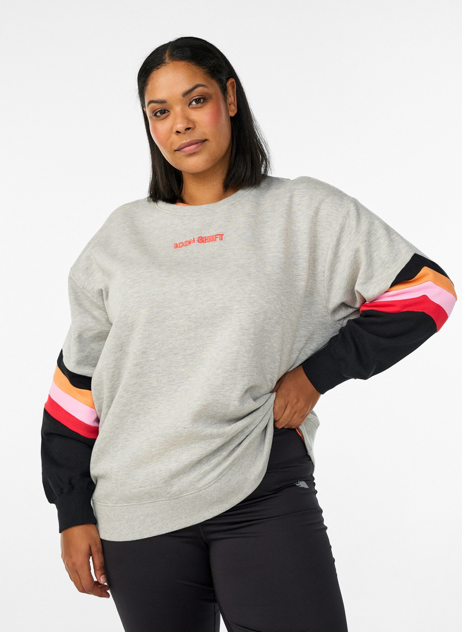 Zizzi Lockeres Sweatshirt mit Kontrastdetails an den &Auml;rmeln, Grau, Model image number 0