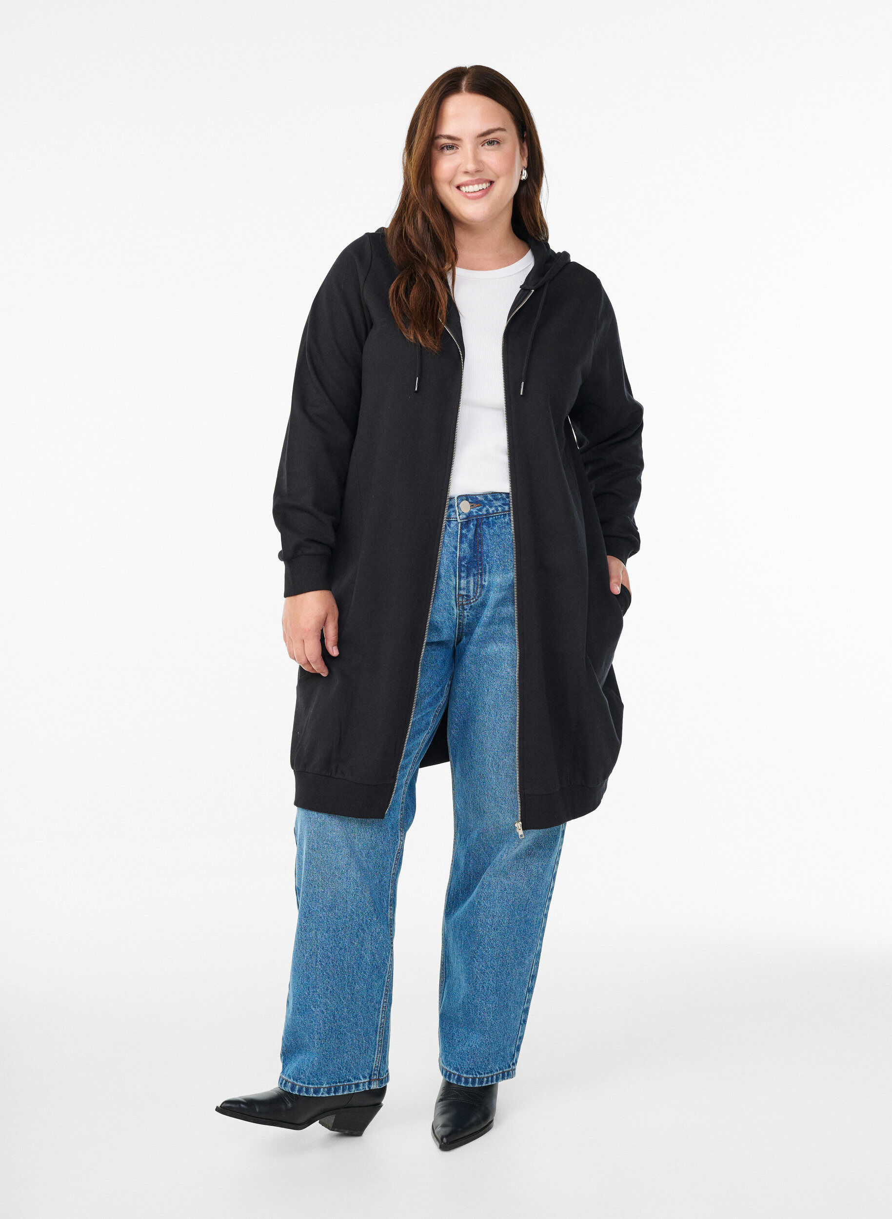 Zizzi Lange Sweatjacke aus Baumwolle mit Kapuze, Schwarz, Model image number 1