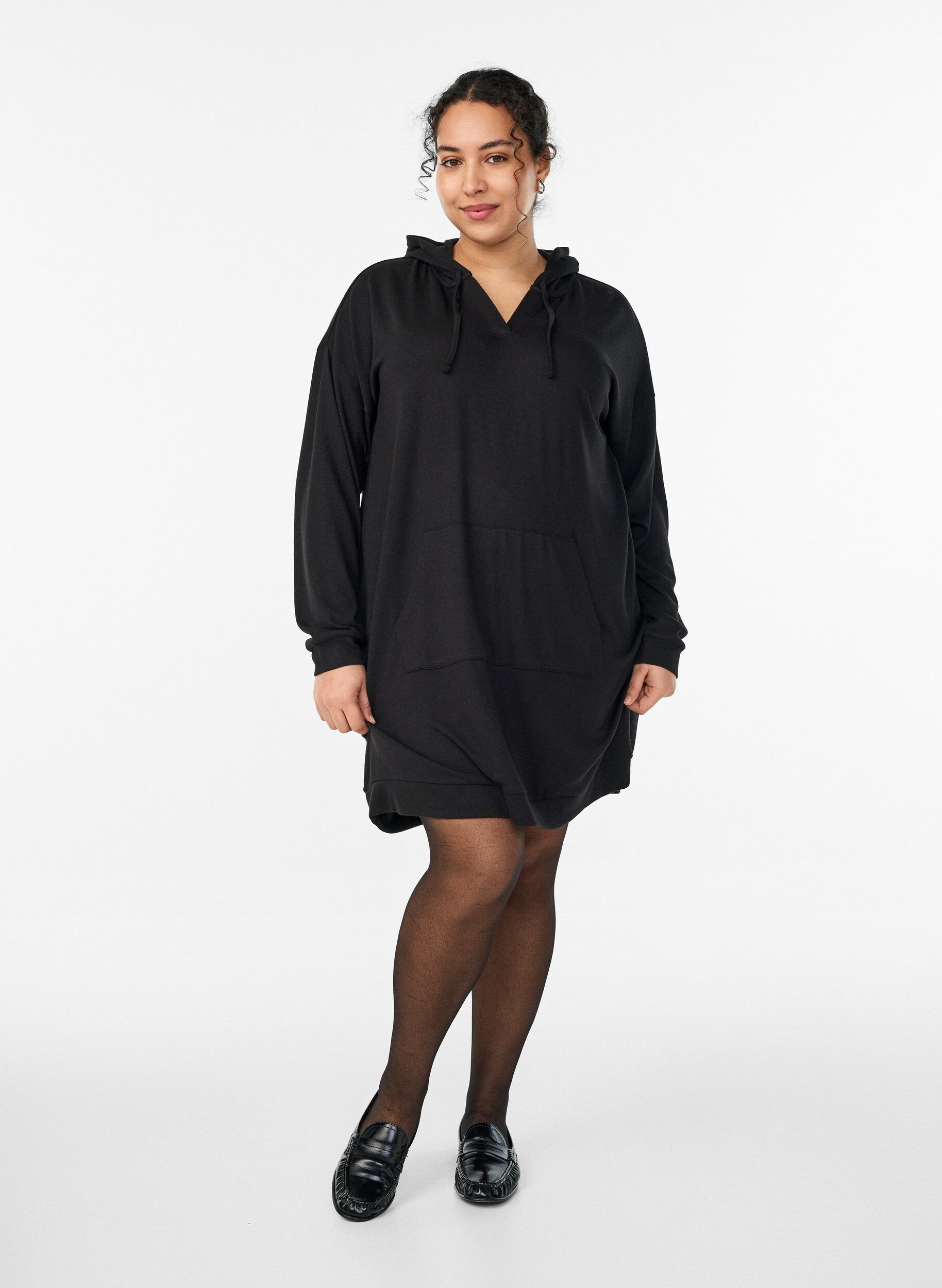Zizzi Kurzes Hoodie-Kleid mit K&auml;ngurutasche, Schwarz, Model image number 1