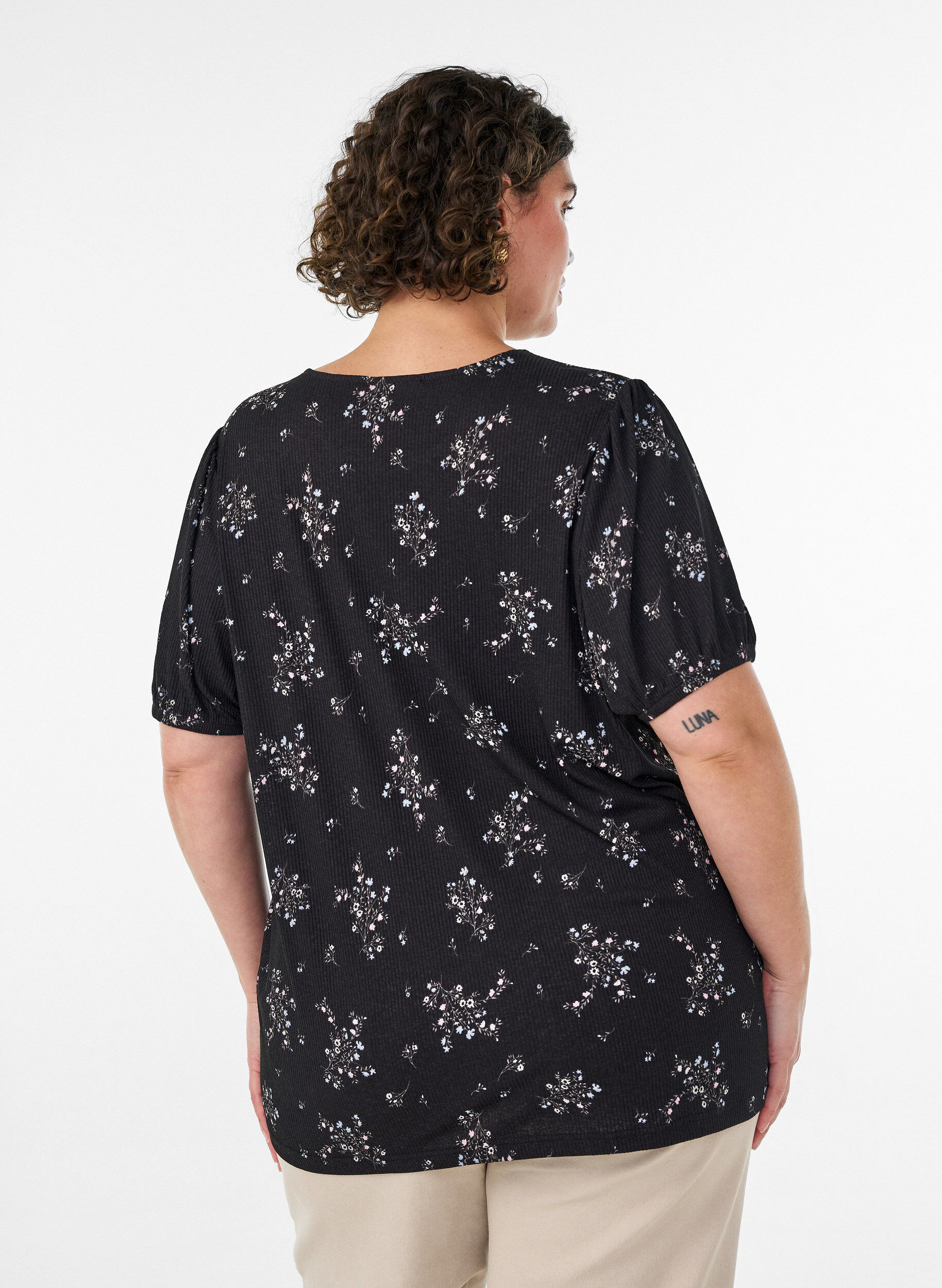 ZizziGemusterte Bluse mit kurzen &Auml;rmeln, Schwarz, Model image number 2