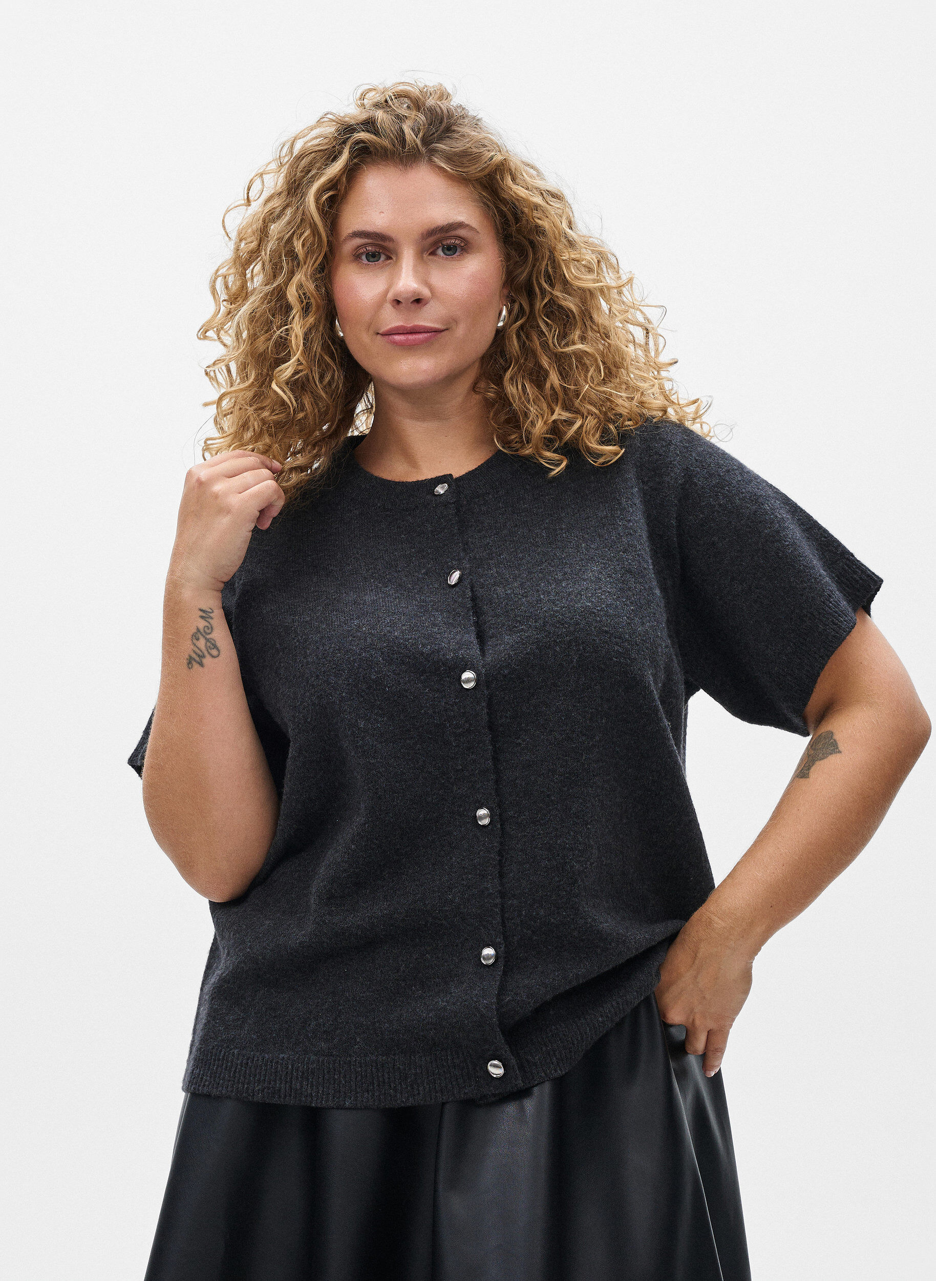Strickjacke mit kurzen &Auml;rmeln, Grau, Model