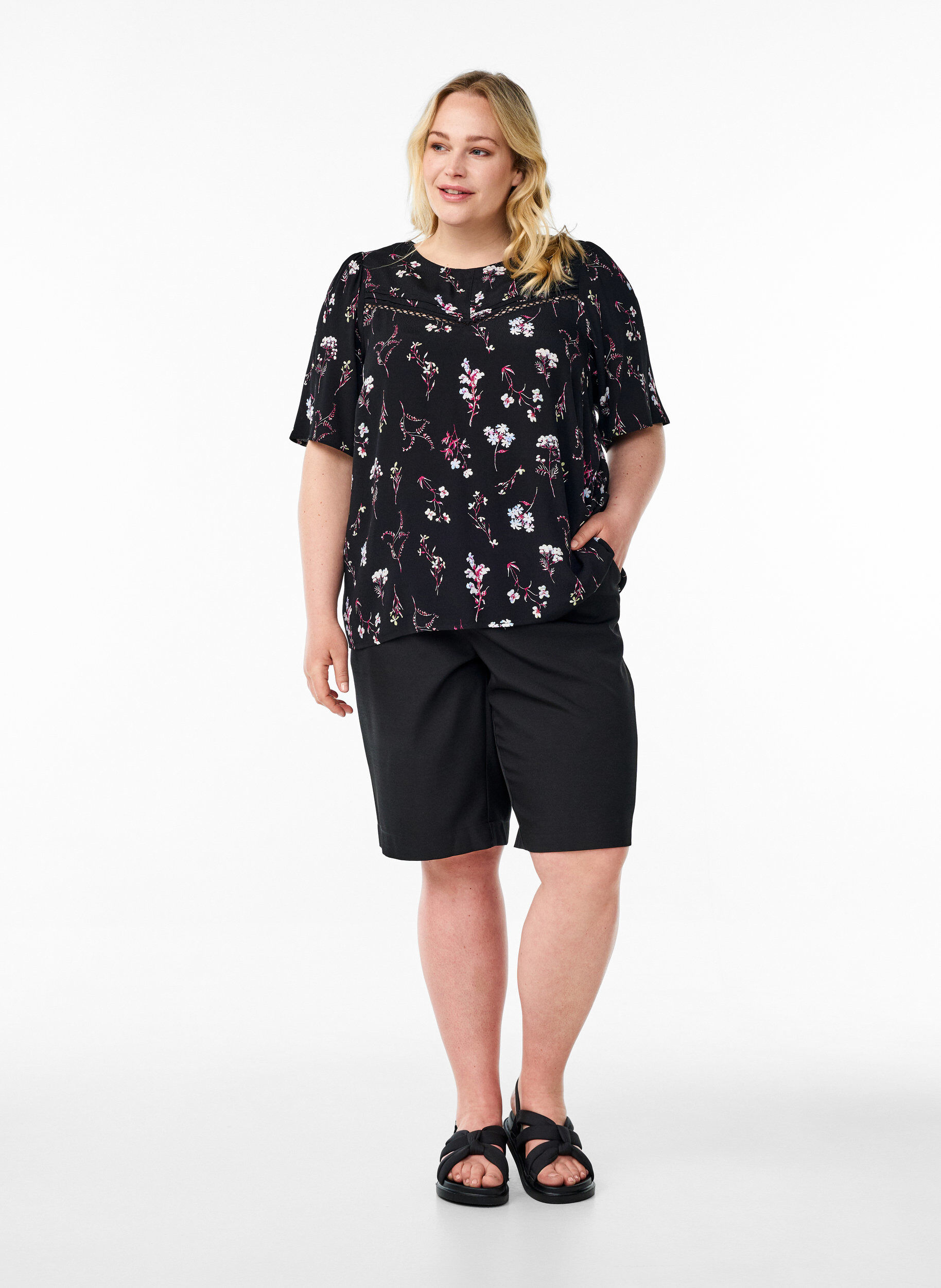 Zizzi Gebl&uuml;mte Bluse mit kurzen &Auml;rmeln, Schwarz, Model image number 1