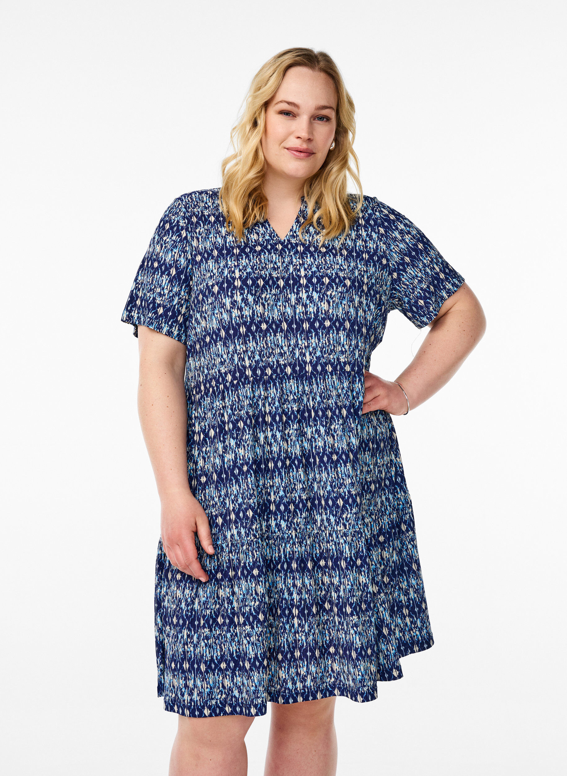 Gemustertes Kleid mit Eins&auml;tzen, Blau, Model