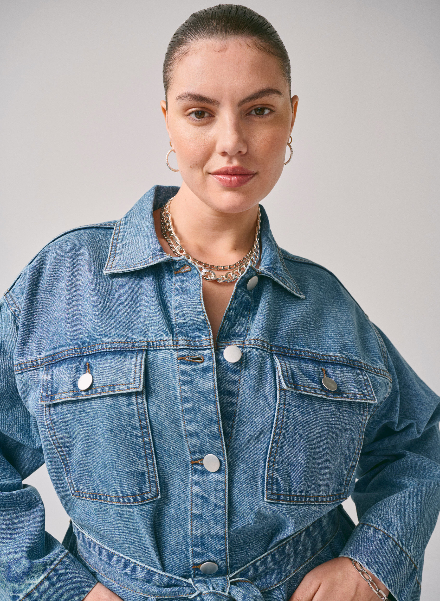 Zizzi Denim-Jacke mit Bindeg&uuml;rtel, Blue Denim, Image image number 1