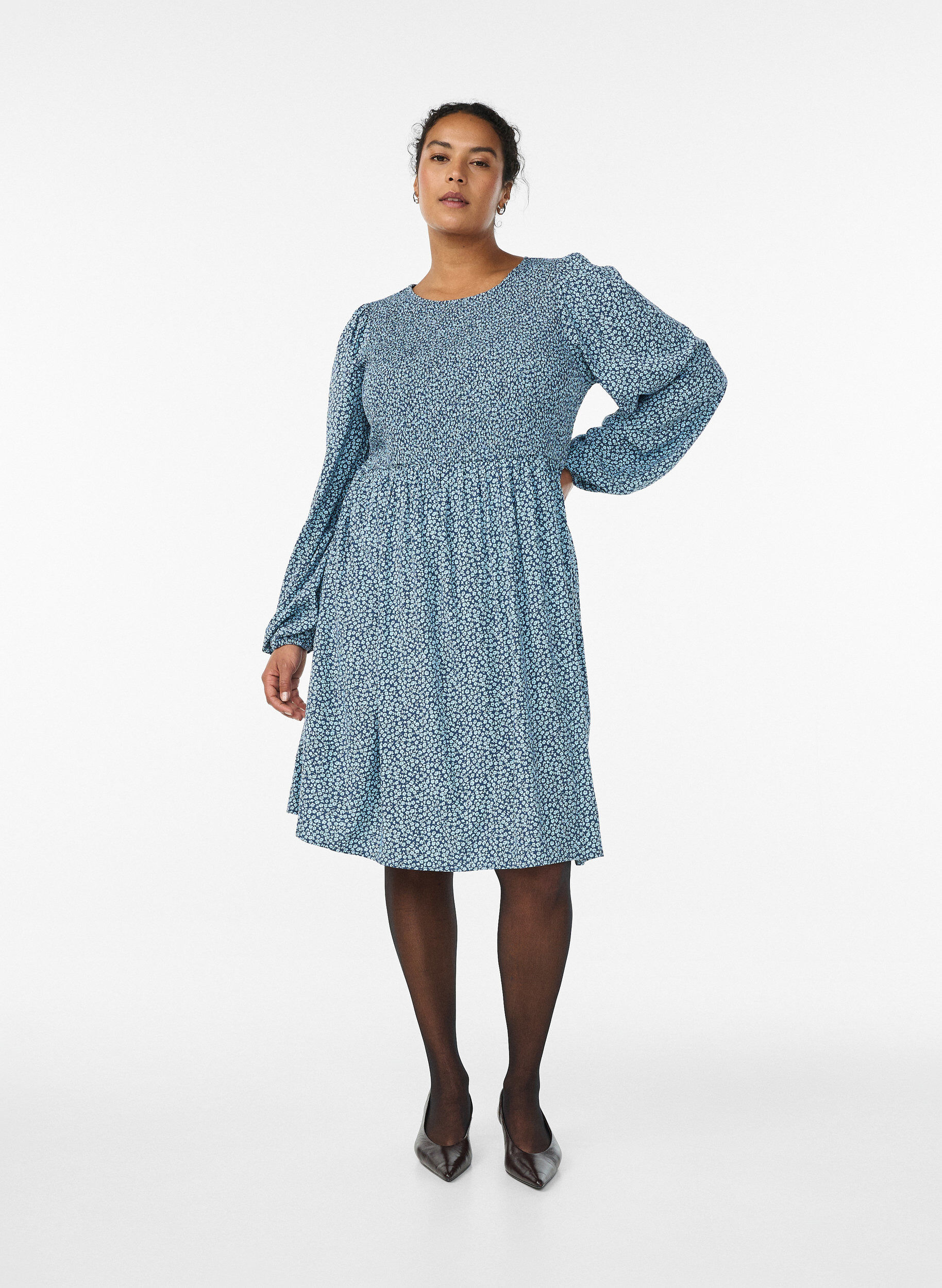 Zizzi Kleid mit gesmoktem Oberteil und kleingebl&uuml;mtem Muster, Blau, Model image number 1