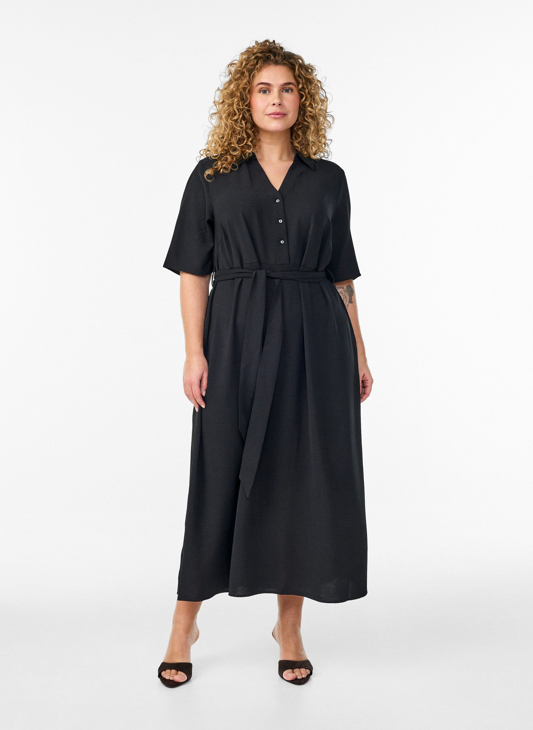 Midi Hemdblusenkleid mit Bindeg&uuml;rtel, Schwarz, Model