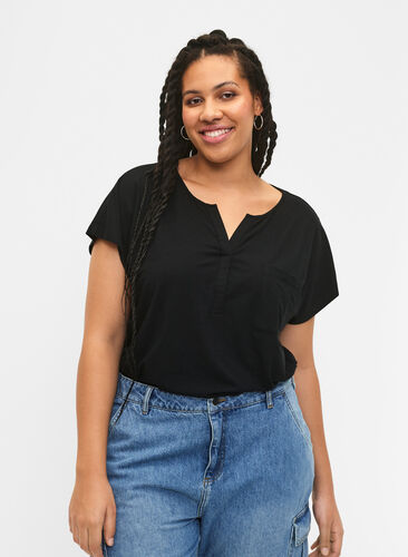 T-Shirt mit V-Ausschnitt und Brusttasche, Black, Model image number 0