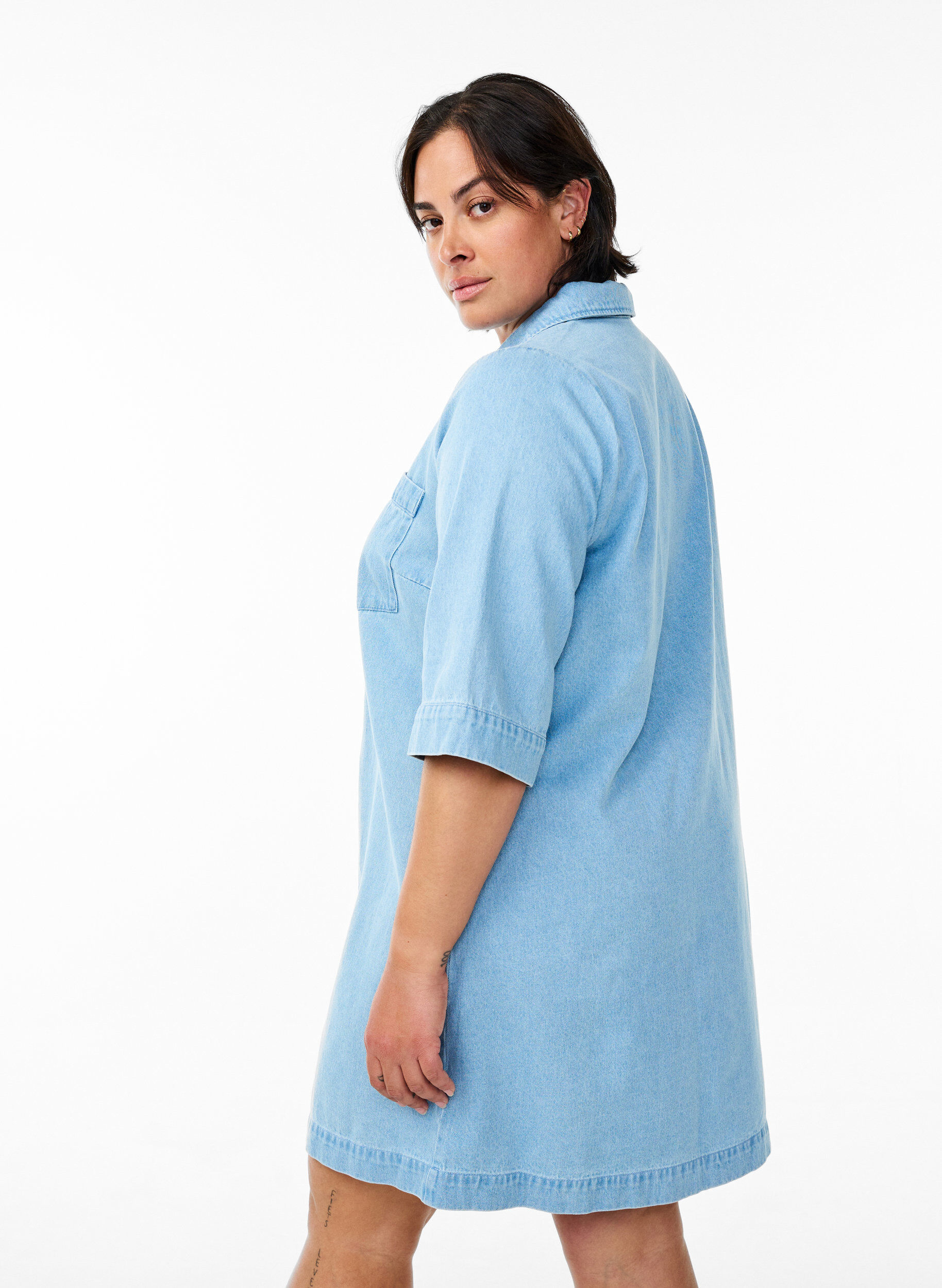 Zizzi Kurzes Jeanskleid mit Kragen und V-Ausschnitt, Blau, Model image number 2