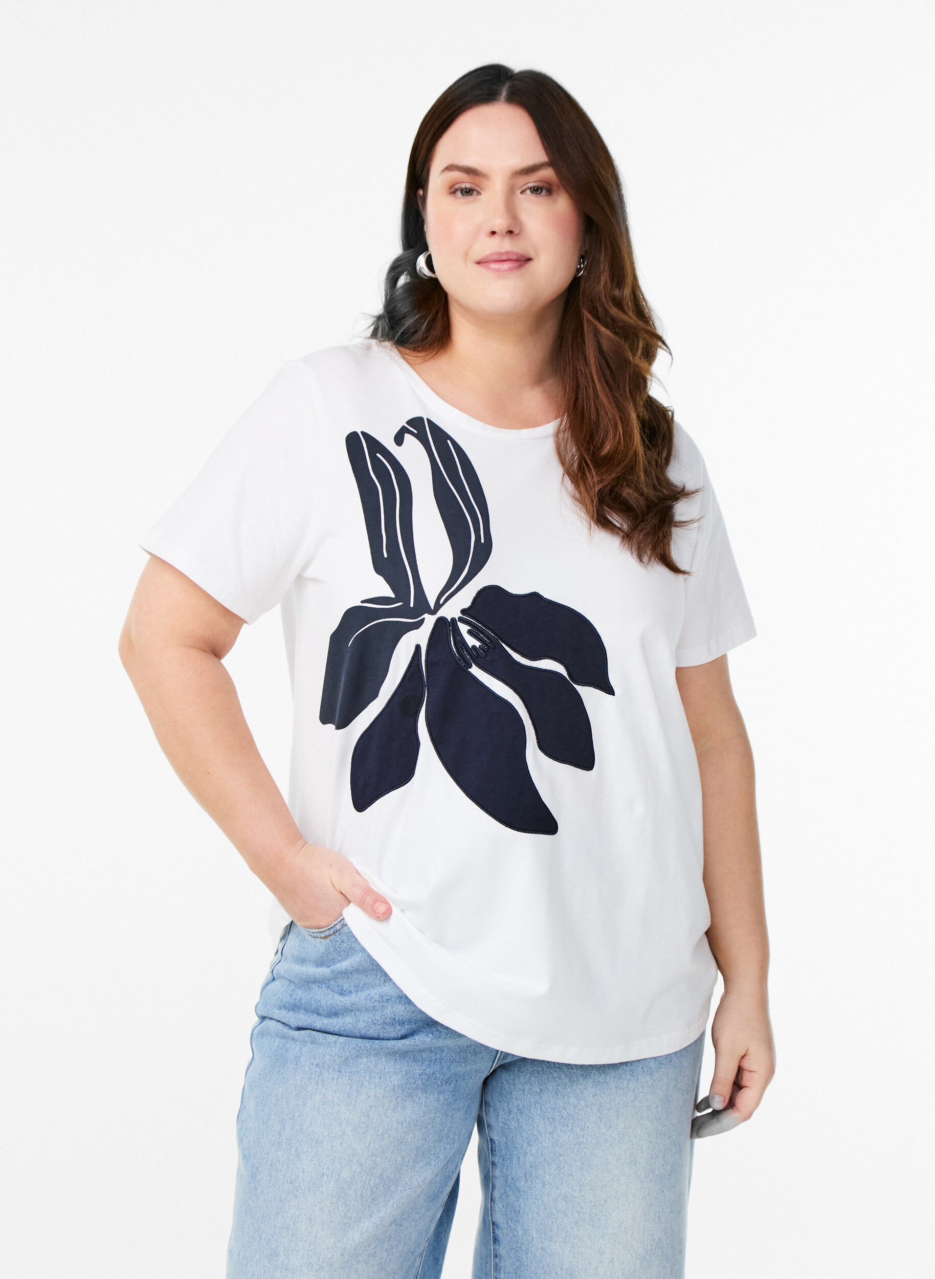 Zizzi T-Shirt aus Bio-Baumwolle mit floralem Print, B. White w. EMB, Model image number 0