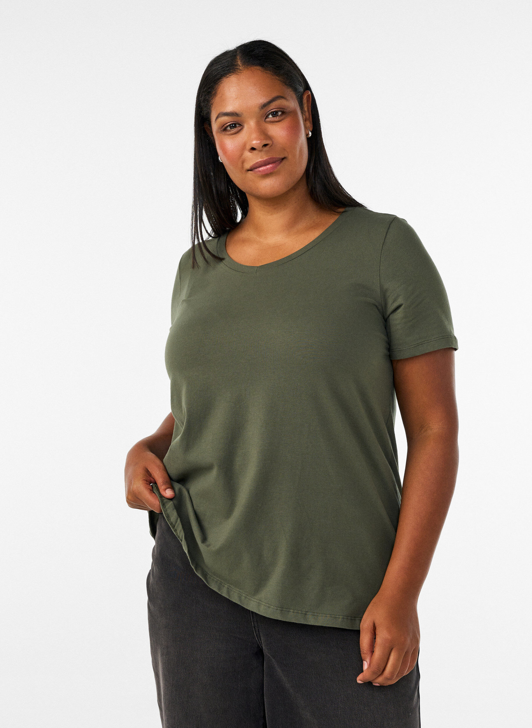 Unifarbenes Basic-T-Shirt aus Baumwolle, Gr&uuml;n, Model
