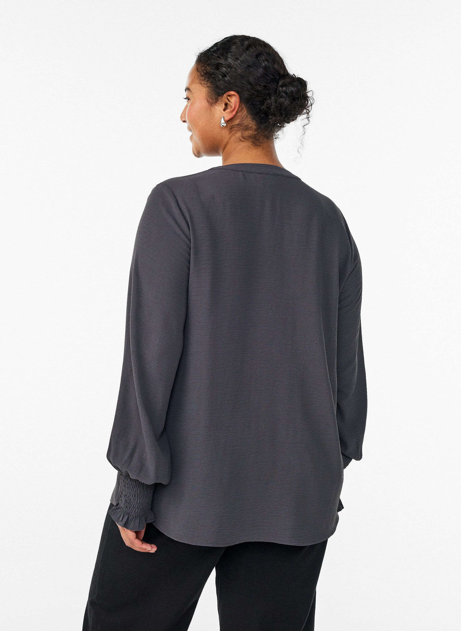 Zizzi Bluse mit Smockb&uuml;ndchen und V-Ausschnitt, Grau, Model image number 2