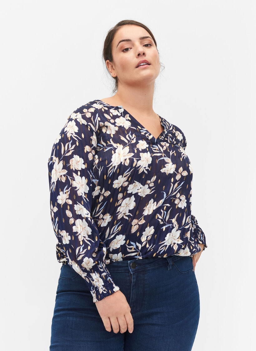 Bedruckte Bluse mit Smock und V-Ausschnitt, Blue Flower, Model