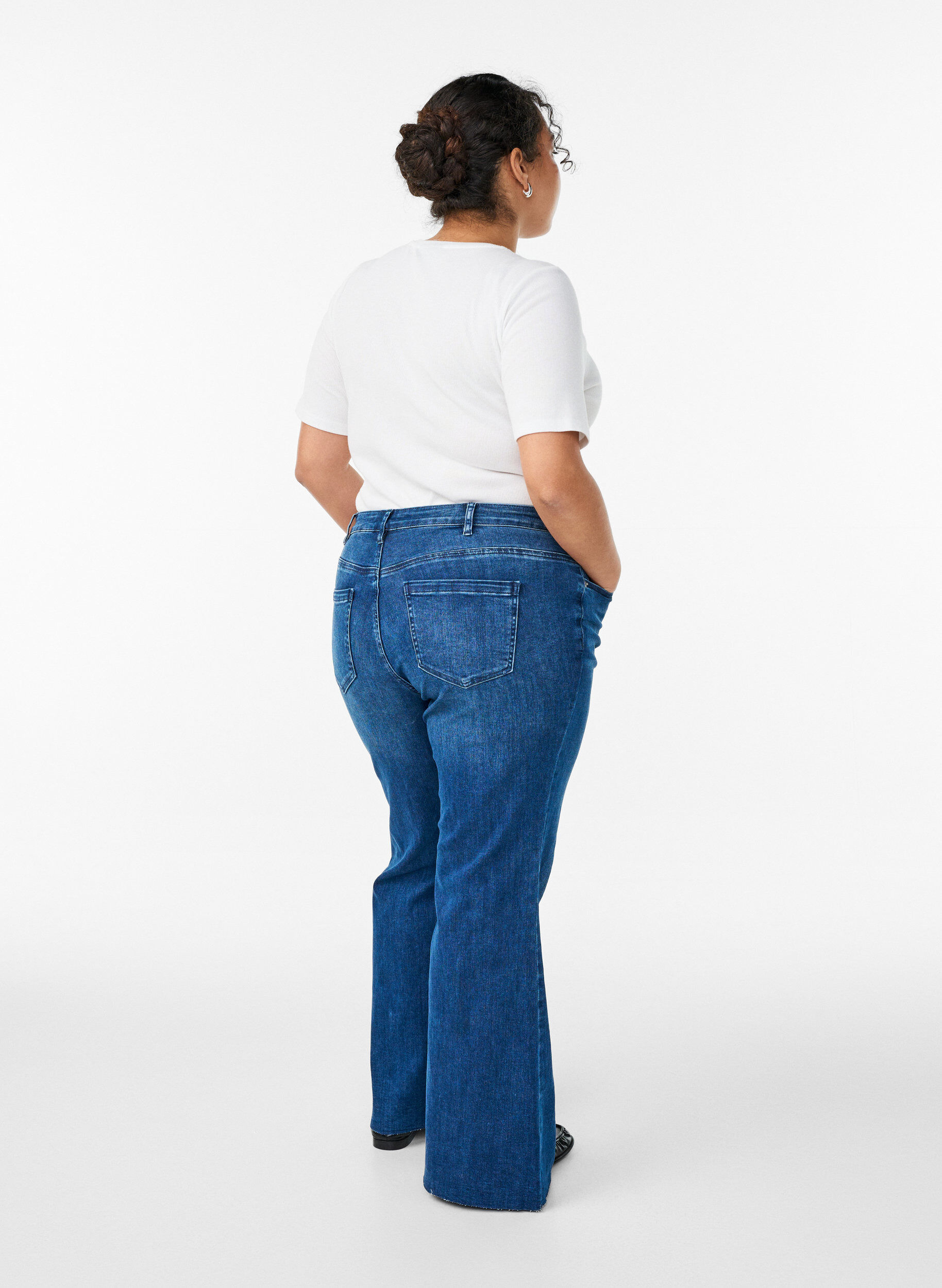 Zizzi Bootcut-Jeans mit hoher Taille, Blau, Model image number 1