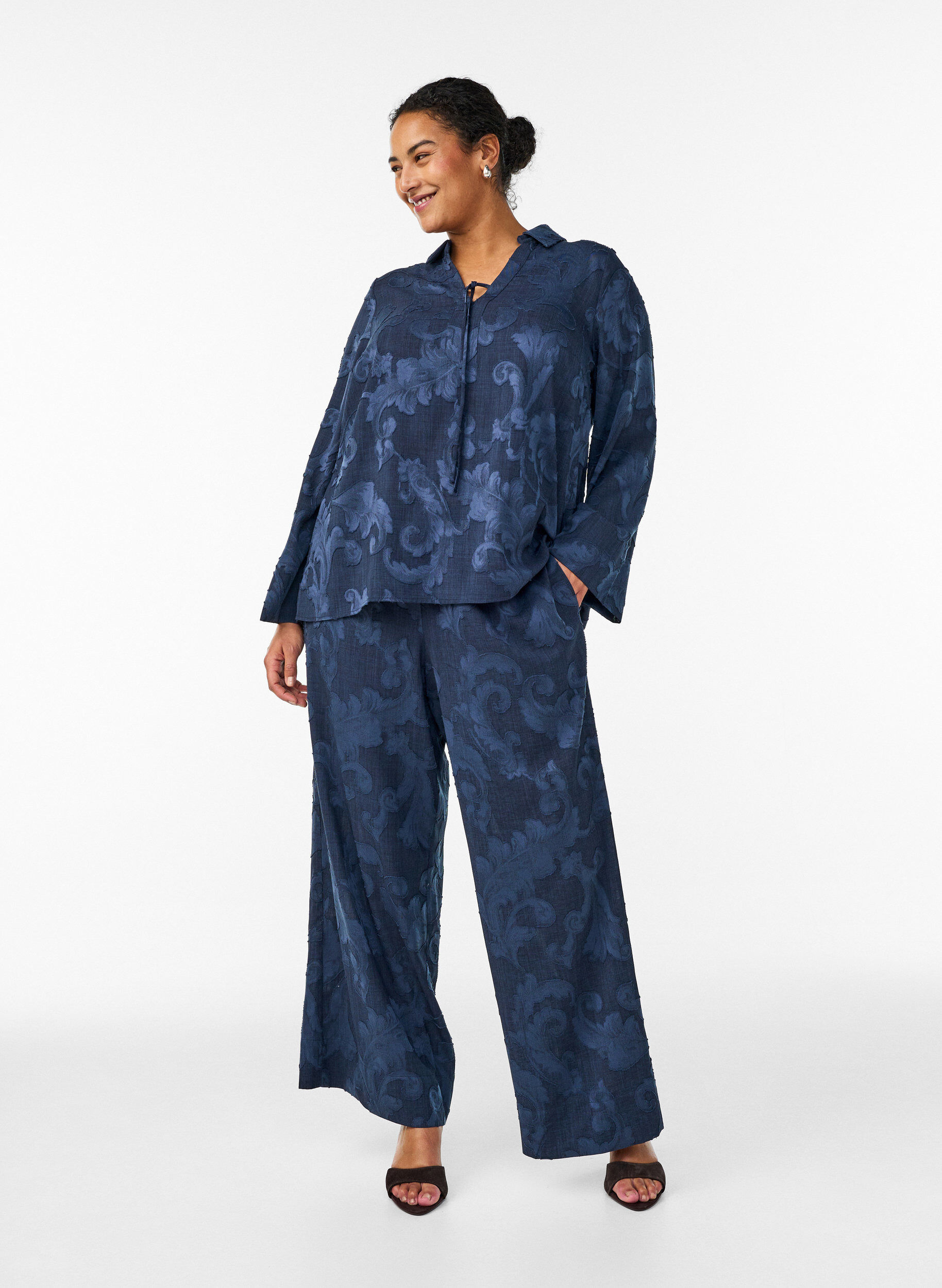 Zizzi Bluse mit gewebter Struktur und V-Ausschnitt, Blau, Model image number 1