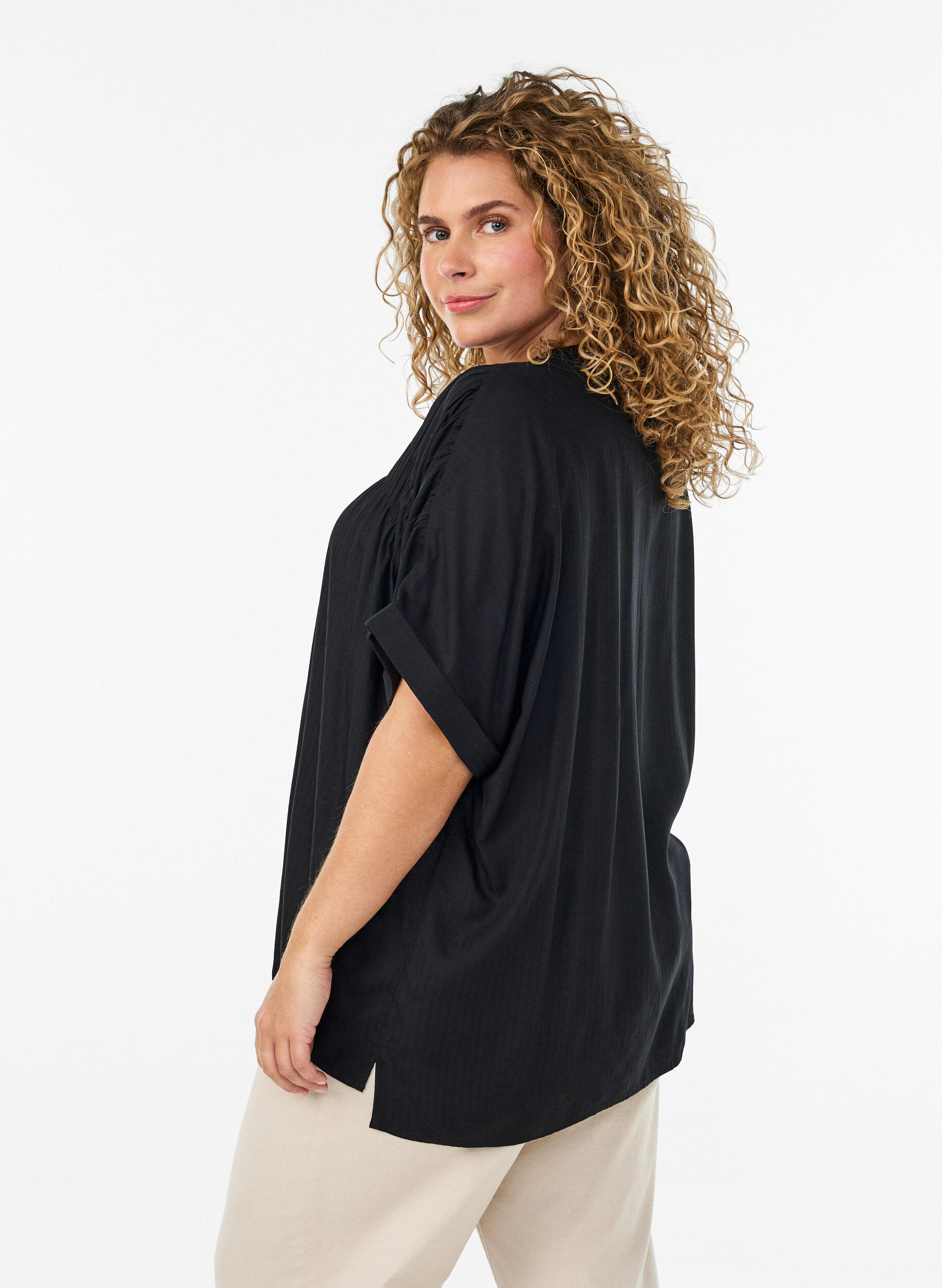 ZizziBluse aus Viskose mit kurzen &Auml;rmeln und Raffdetails, Schwarz, Model image number 1