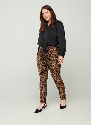 Amy Jeans mit Print, Leopard, Model image number 2