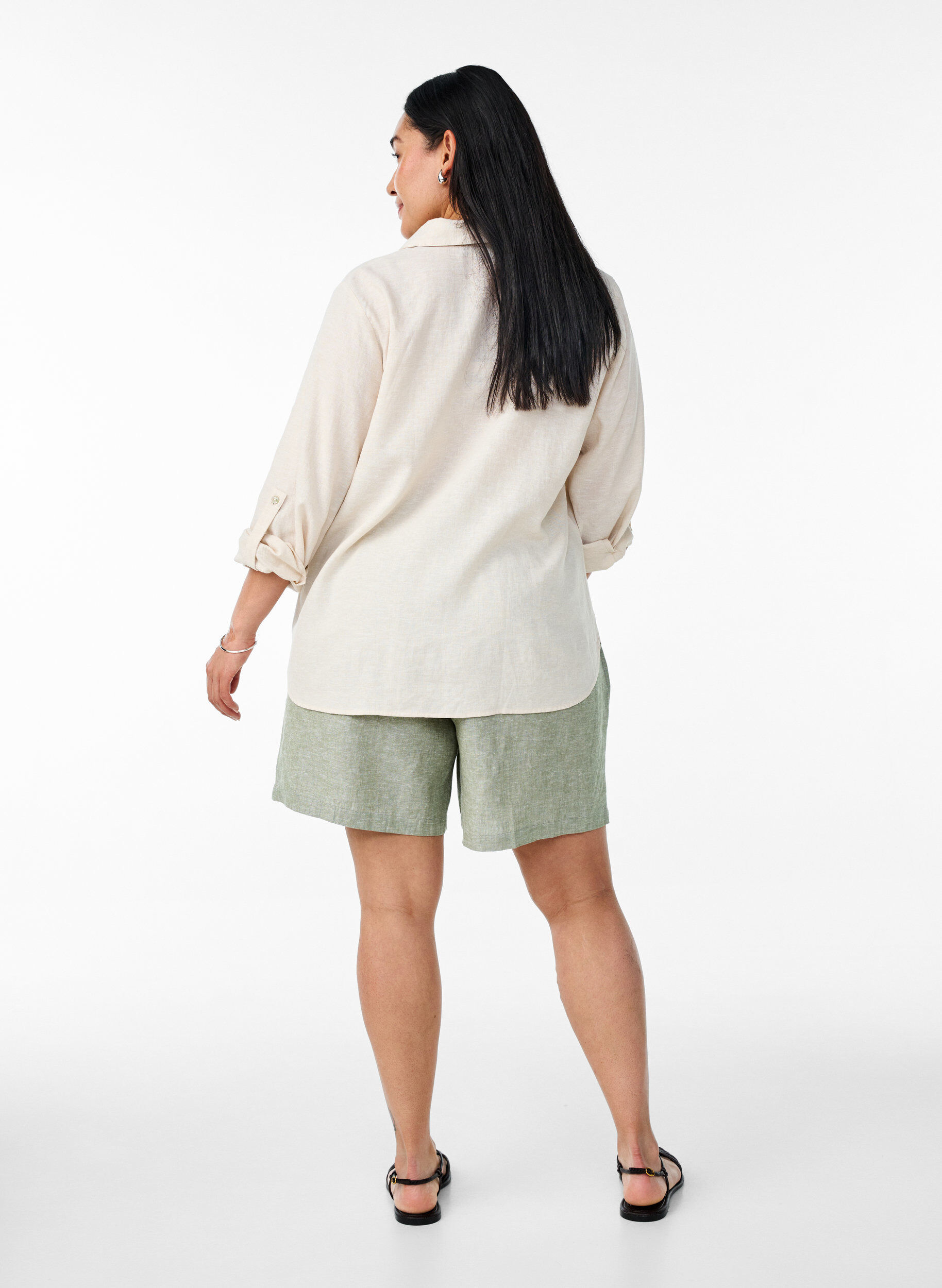 Zizzi Lockere Shorts aus Leinen und Viskose, Gr&uuml;n, Model image number 2