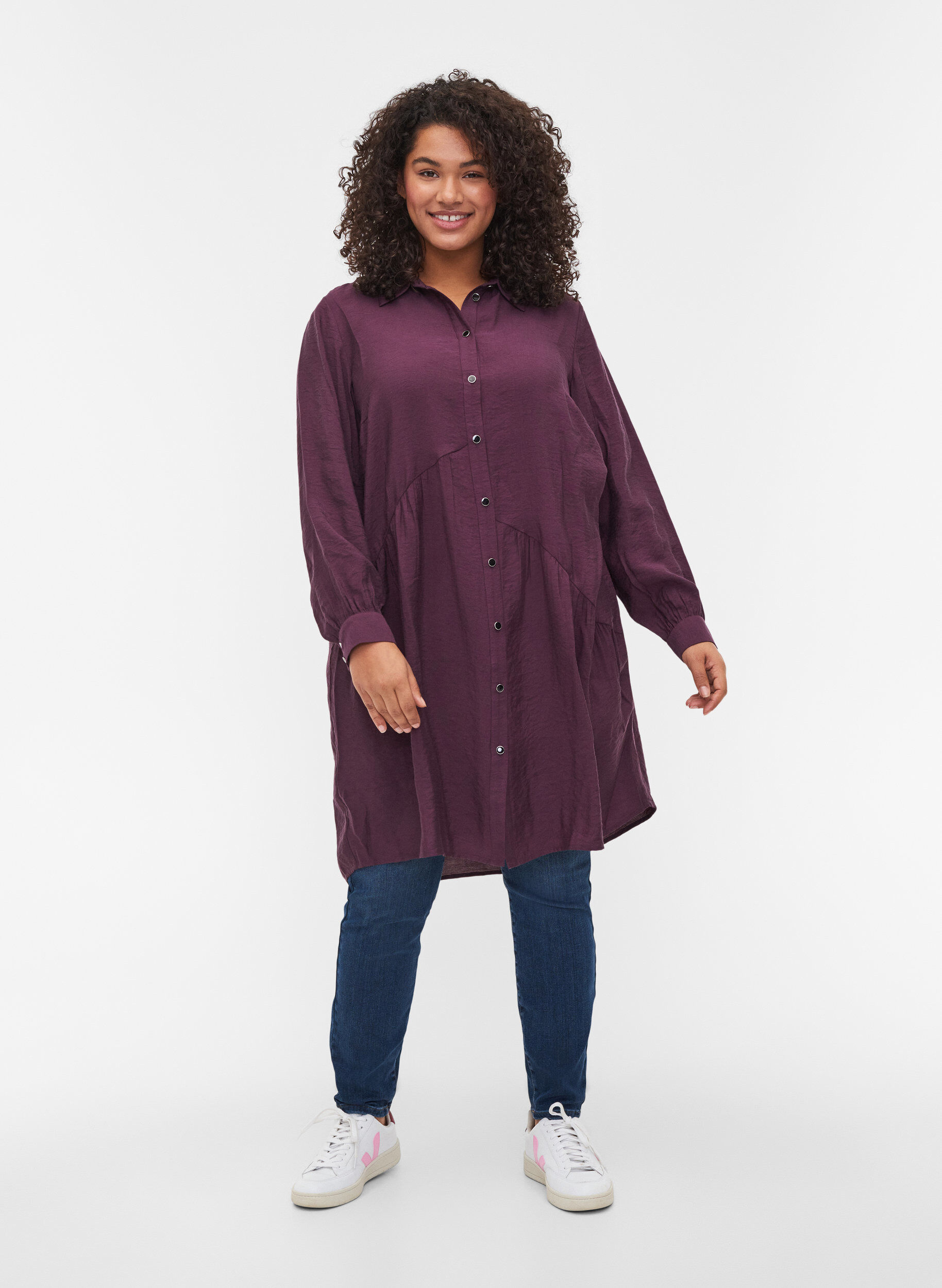 Zizzi Einfarbiges Hemdkleid mit A-Linie, Plum Perfect, Model image number 2