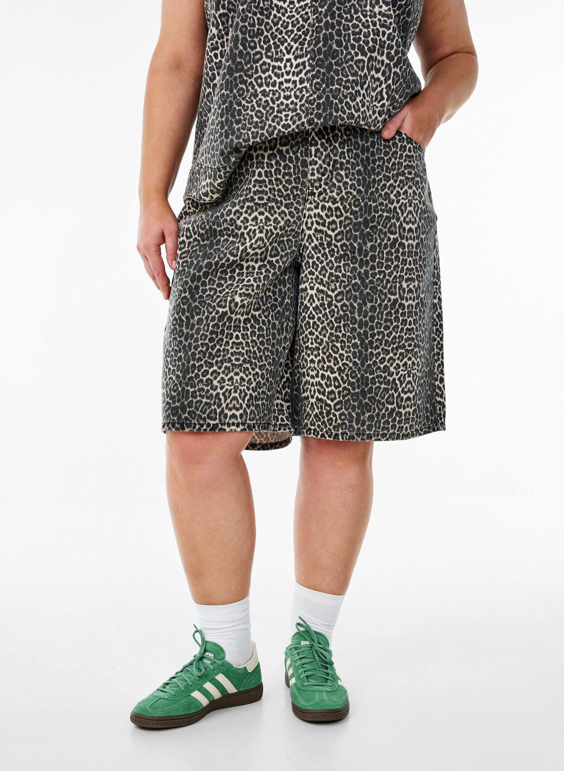 ZizziBermuda Shorts aus Denim mit Leopardenmuster, Braun, Model image number 2