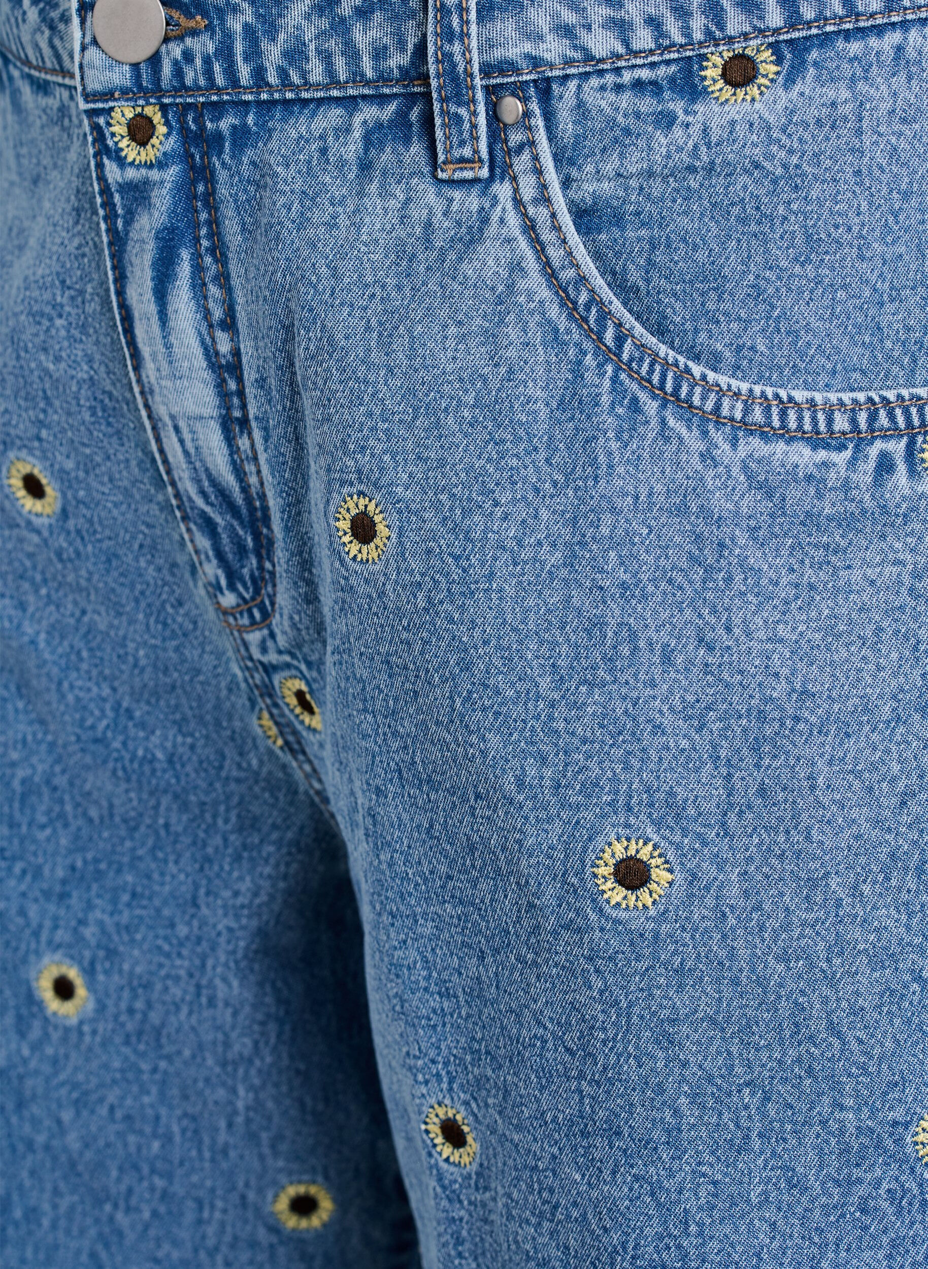 Zizzi Denim-Shorts mit aufgestickten Blumen, Blau, Packshot image number 2