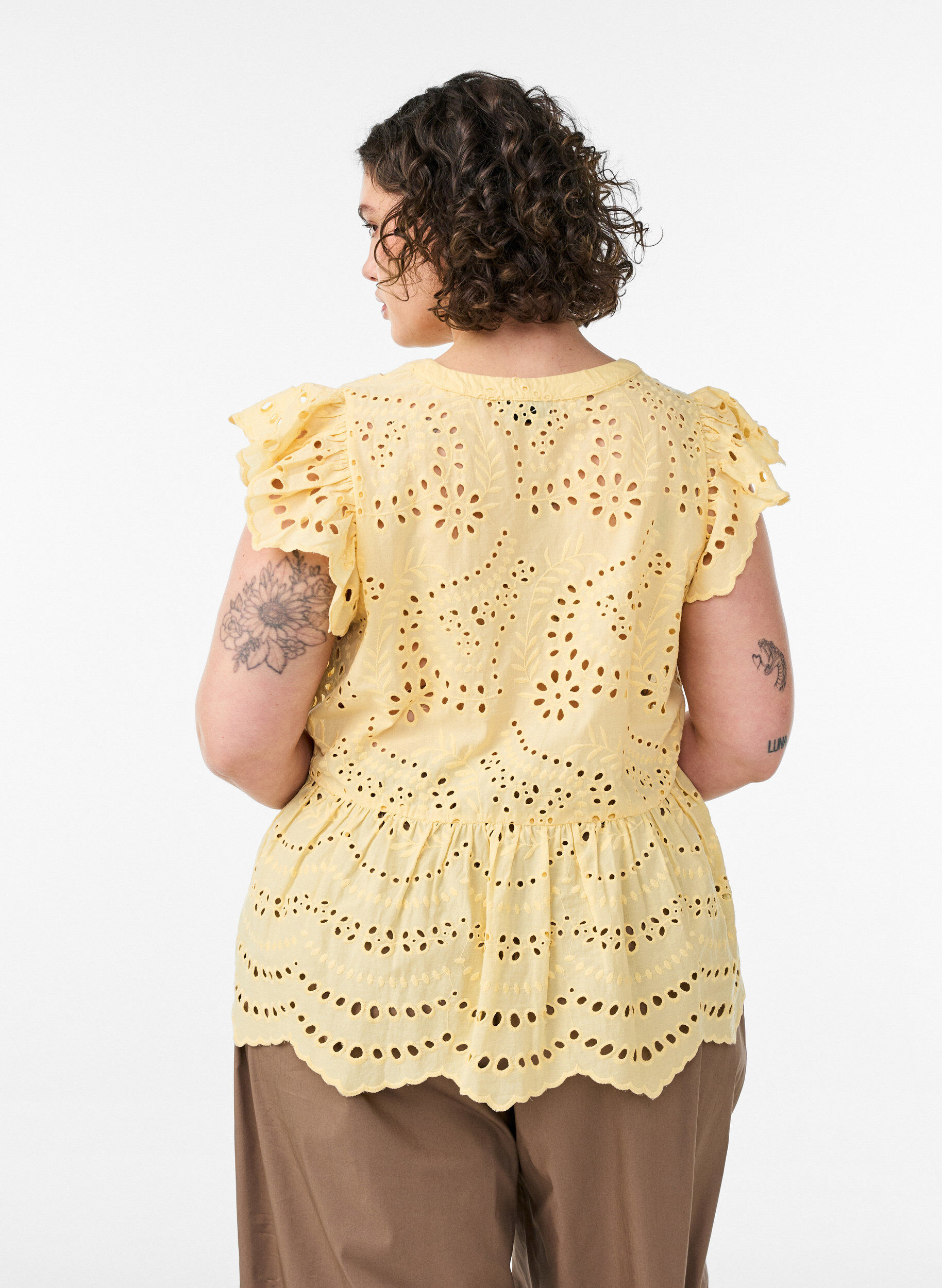 Zizzi &Auml;rmellose Bluse aus Lochstickerei mit R&uuml;schen, Gelb, Model image number 2