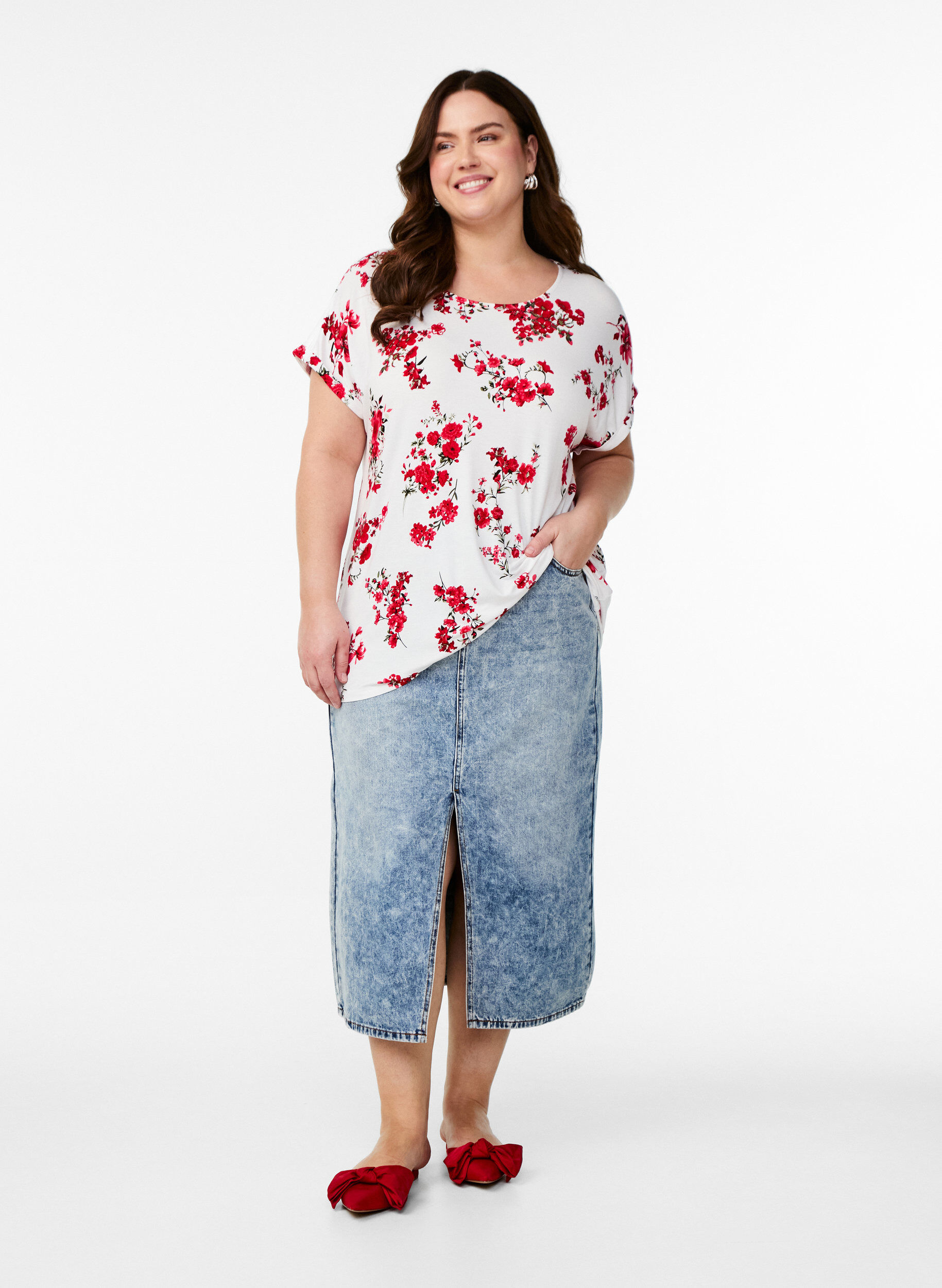 Zizzi T-Shirt mit floralem Print, Rot, Model image number 1