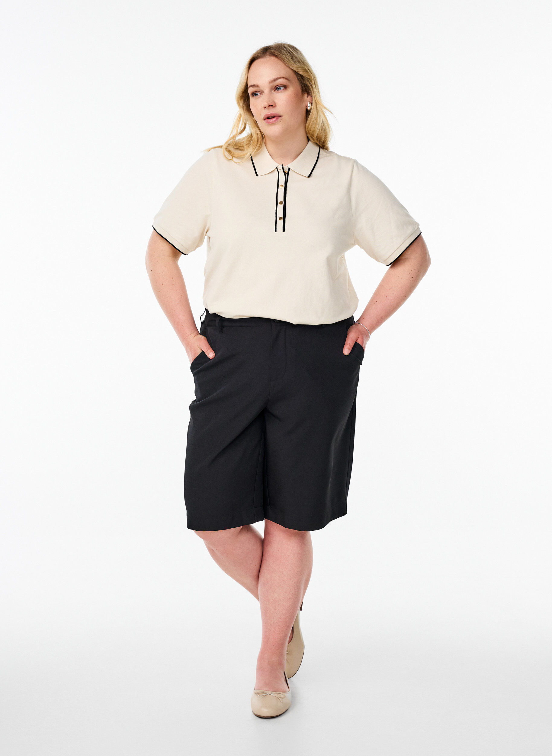 Zizzi Poloshirt mit kurzen &Auml;rmeln, Beige, Model image number 1