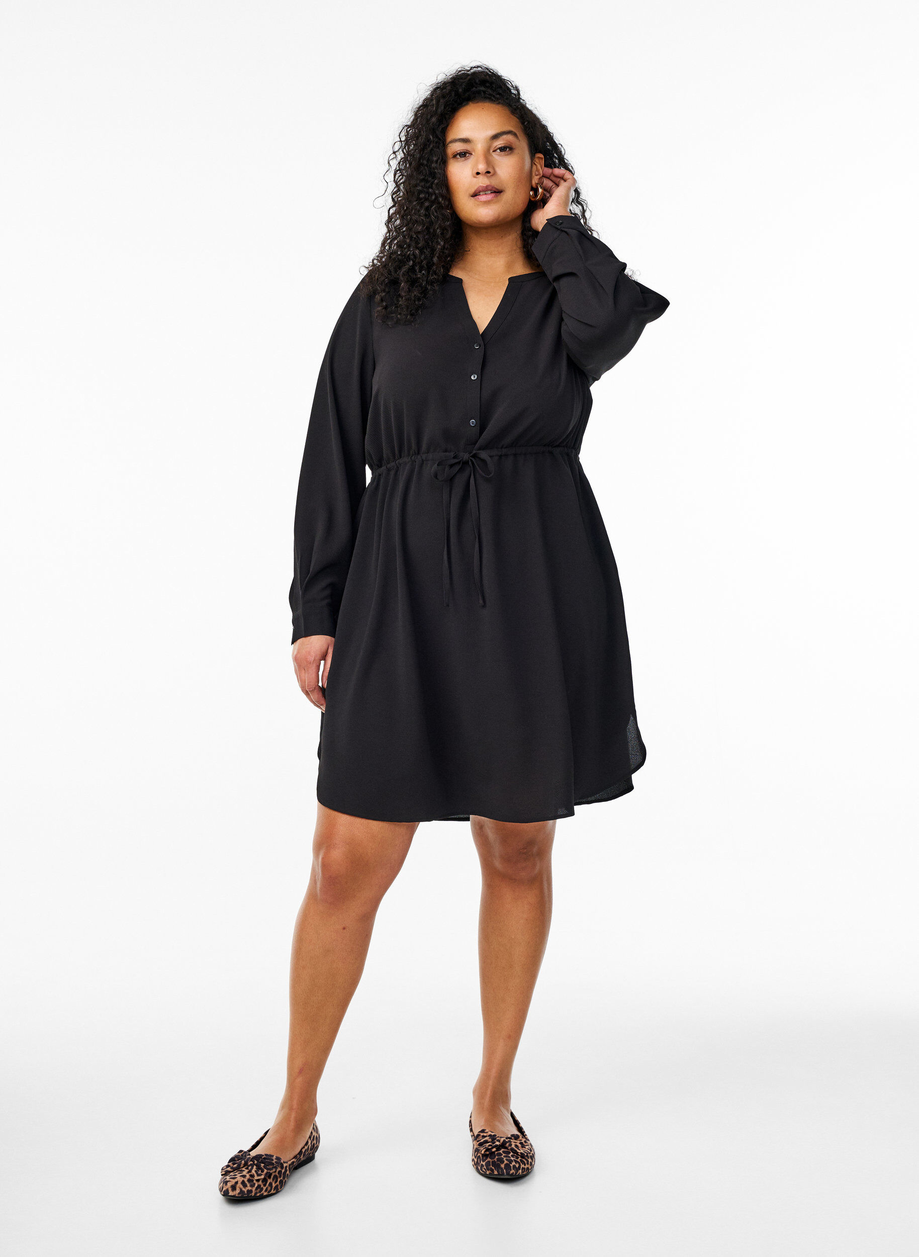 Zizzi Knielanges Kleid mit Bindeg&uuml;rtel, Schwarz, Model image number 1