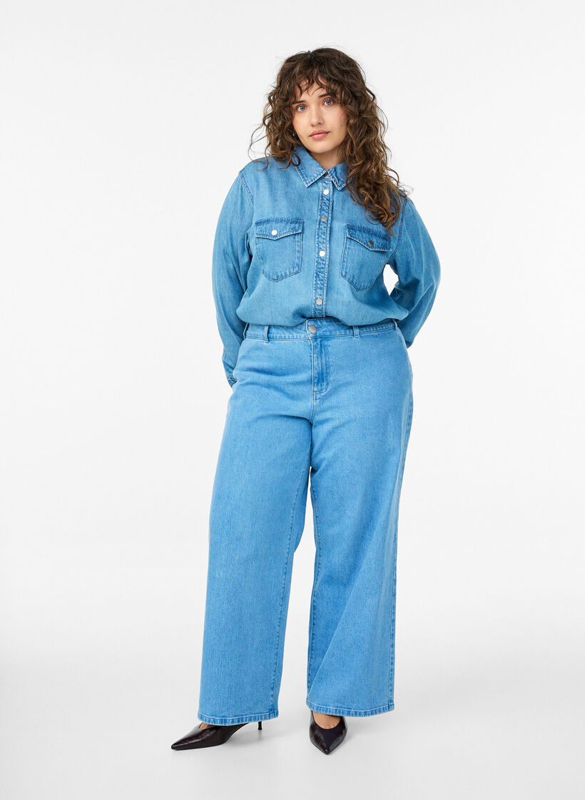Hoch taillierte Jeans mit weitem Bein, Blau, Model