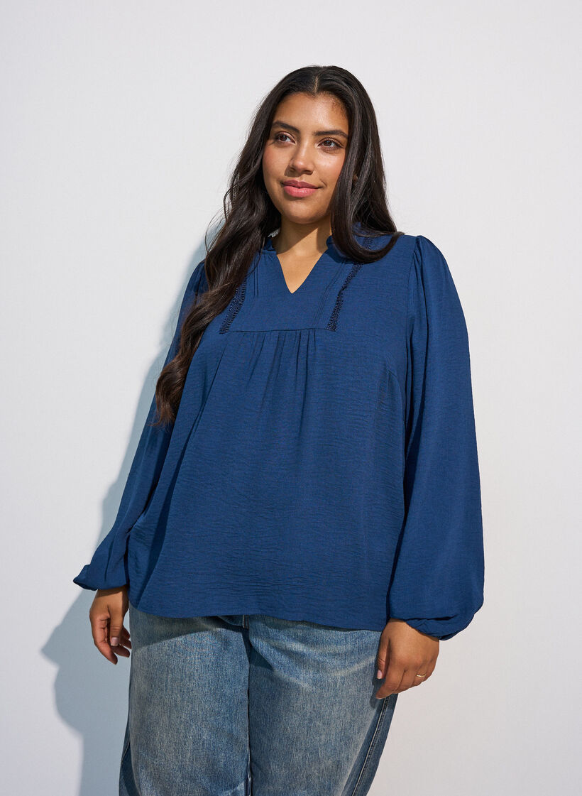 Bluse mit V-Ausschnitt und H&auml;kelband, Blau, Model image number 0