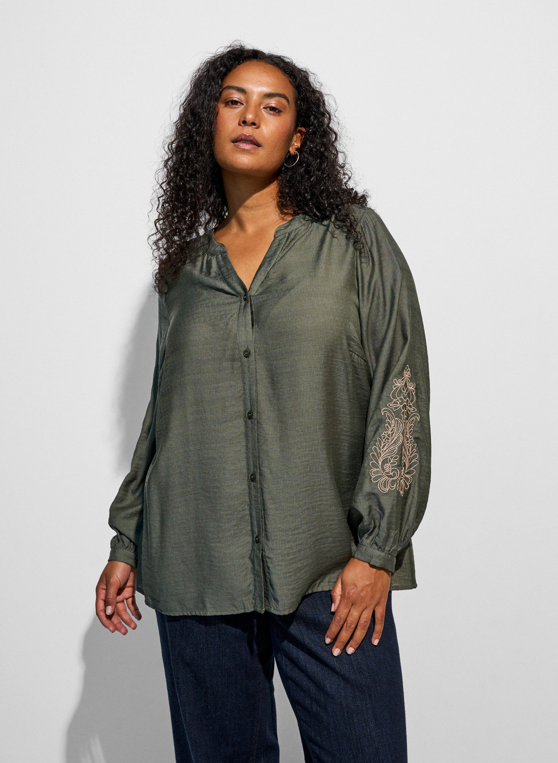 ZizziBluse aus Viskose mit bestickten &Auml;rmeln, Gr&uuml;n, Model image number 0