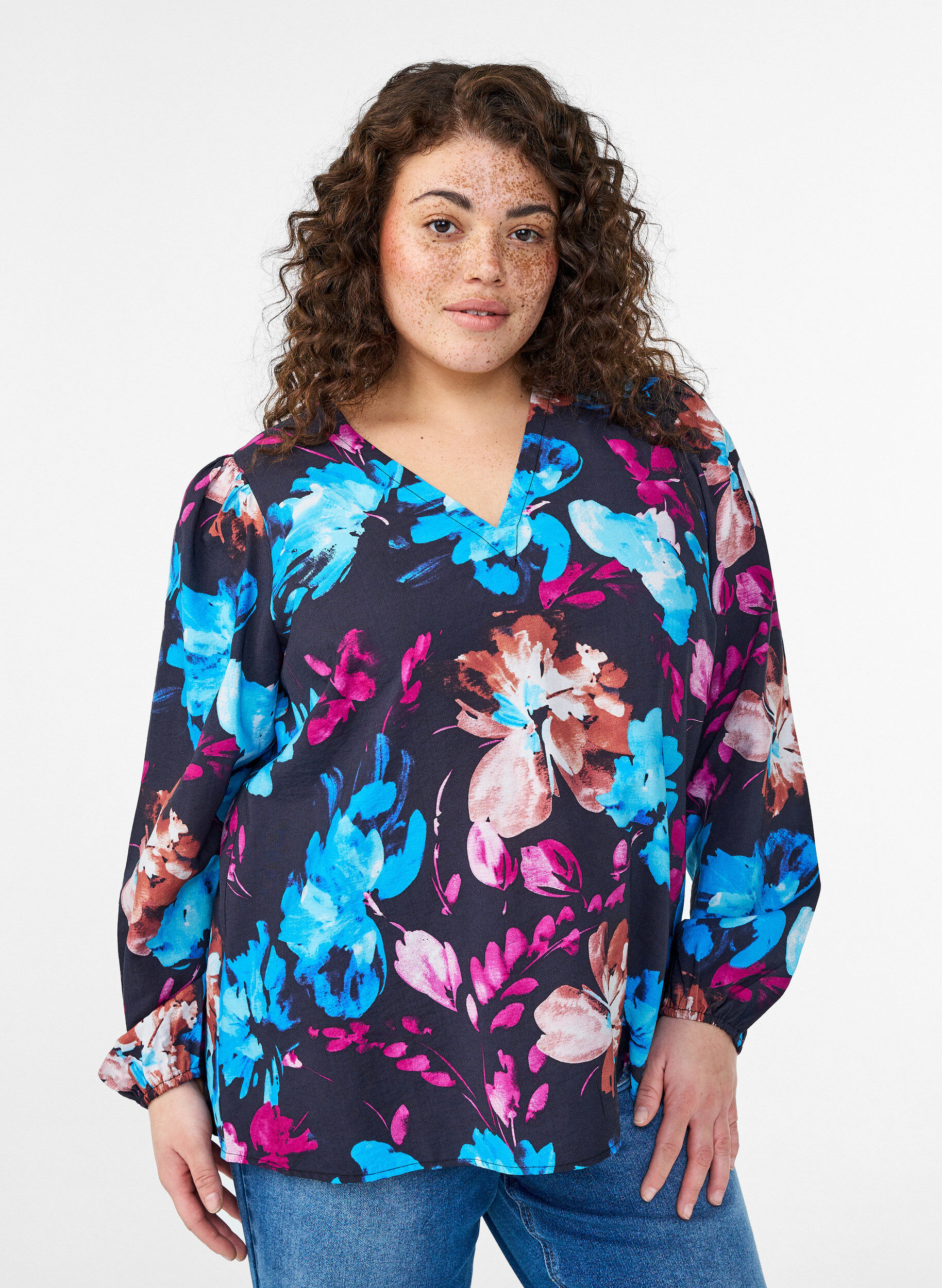 Zizzi Bluse aus Viskose mit gebl&uuml;mtem Print und langen &Auml;rmeln, Schwarz, Model image number 0