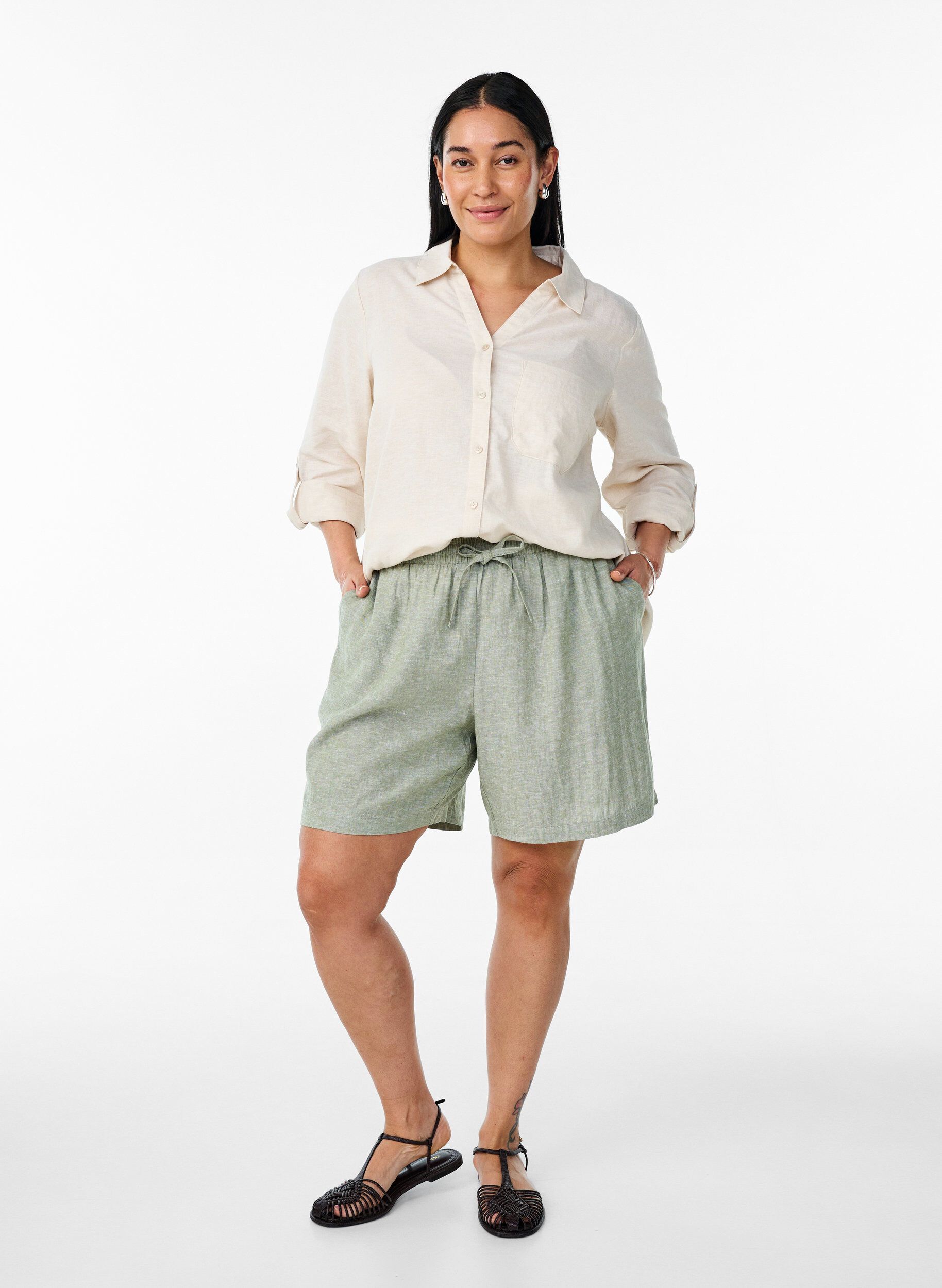 Zizzi Lockere Shorts aus Leinen und Viskose, Gr&uuml;n, Model image number 1