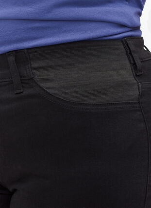 Superschlanke Amy-Jeans mit elastischem Bund, Black, Model image number 2