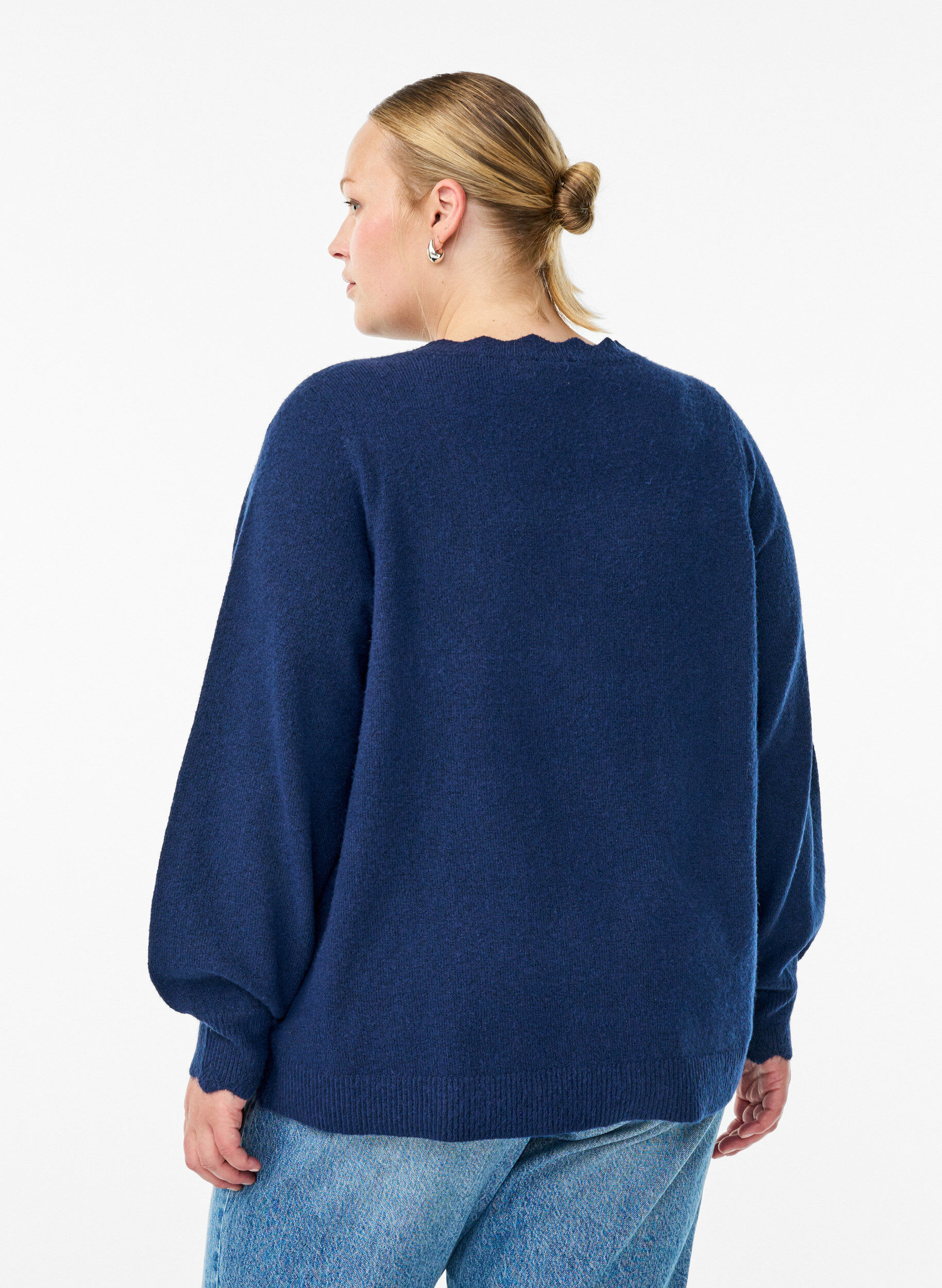Zizzi Strickbluse mit Wellenkante, Blau, Model image number 2