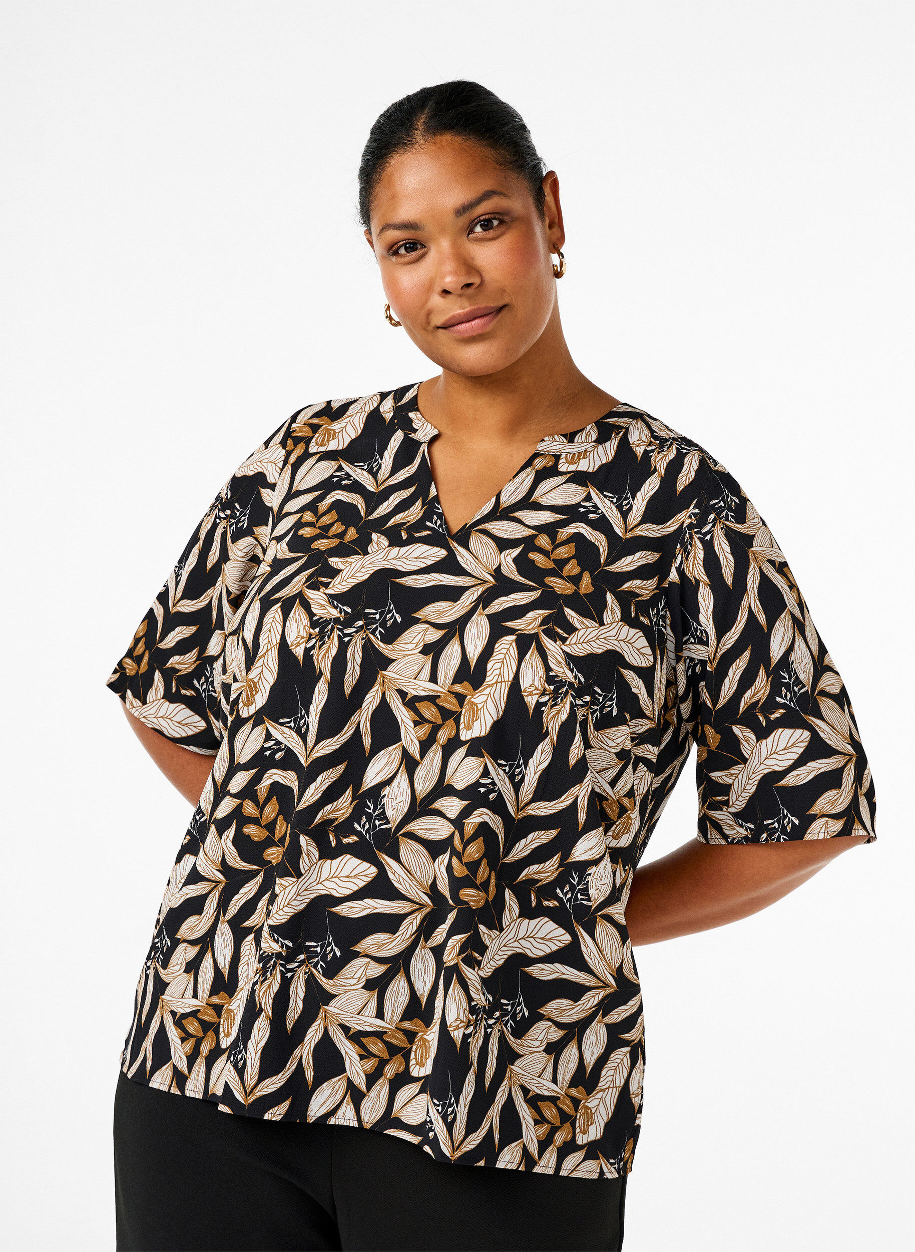 Zizzi Bluse mit V-Ausschnitt und Bl&auml;tter-Aufdruck, Black Leaf AOP, Model image number 0
