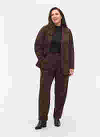 Klassische Hose mit Taschen, Java, Model