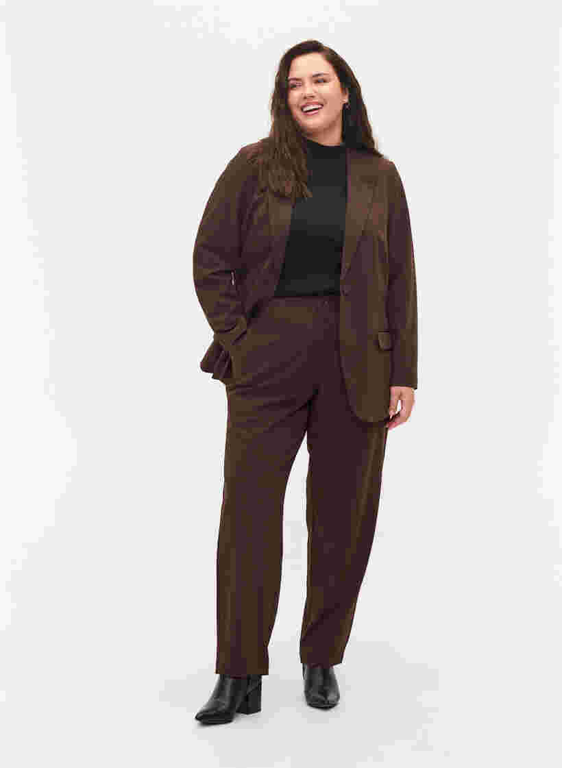 Klassische Hose mit Taschen, Java, Model