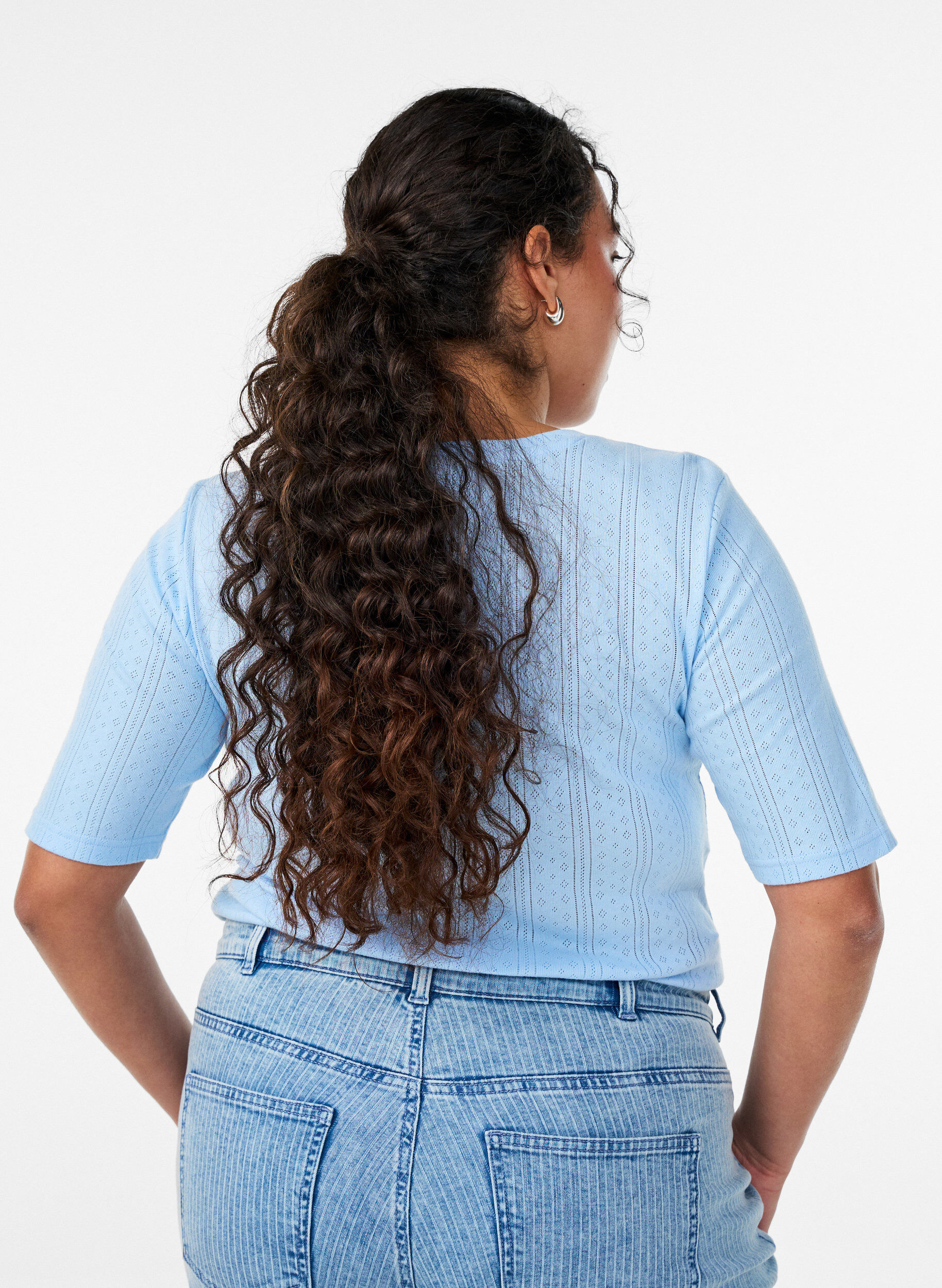 Zizzi T-Shirt aus Baumwolle mit Lochstickerei, Blau, Model image number 2