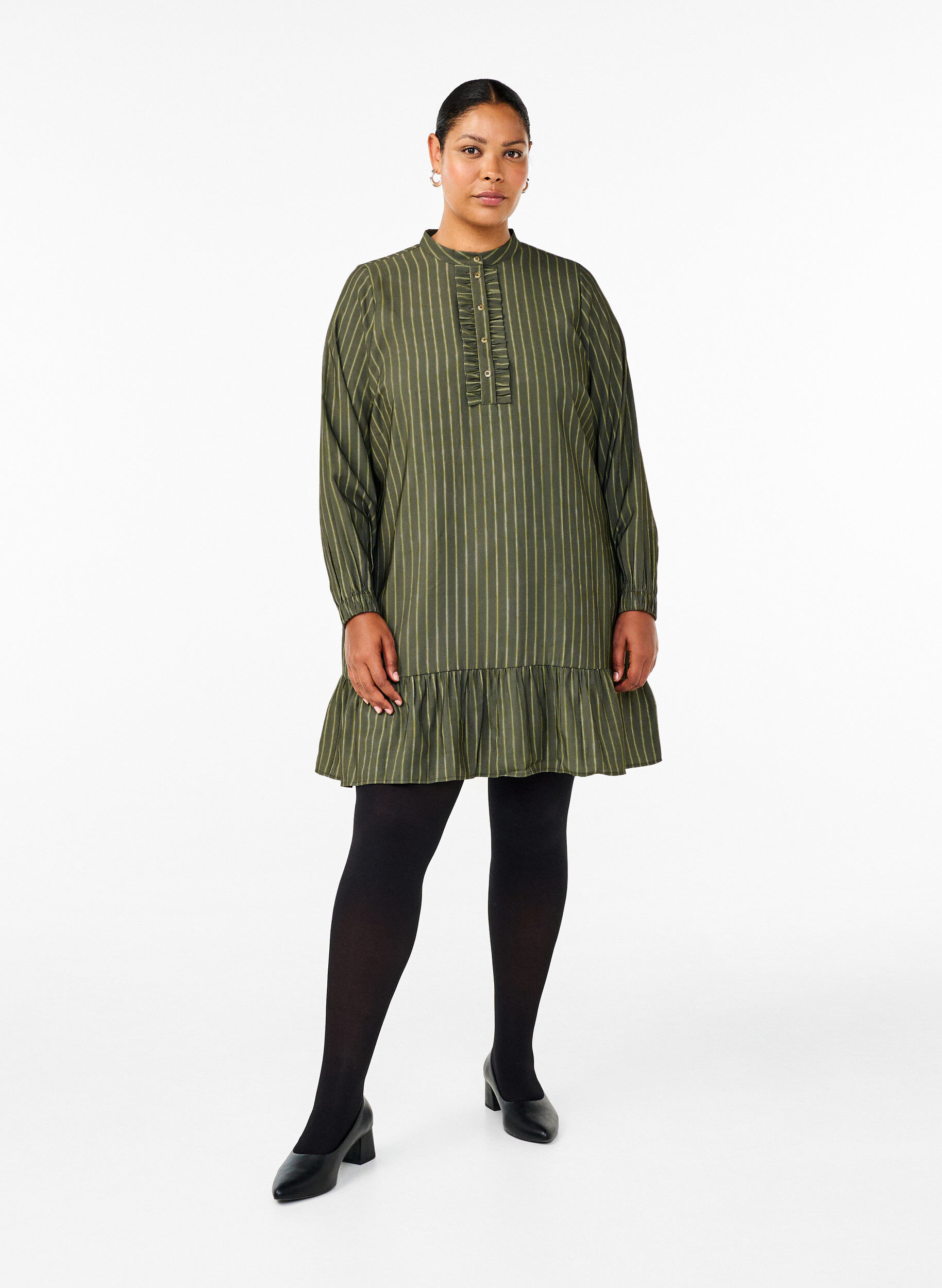 Zizzi Kurzes gestreiftes Kleid mit R&uuml;schen, Thyme Stripe AOP, Model image number 2