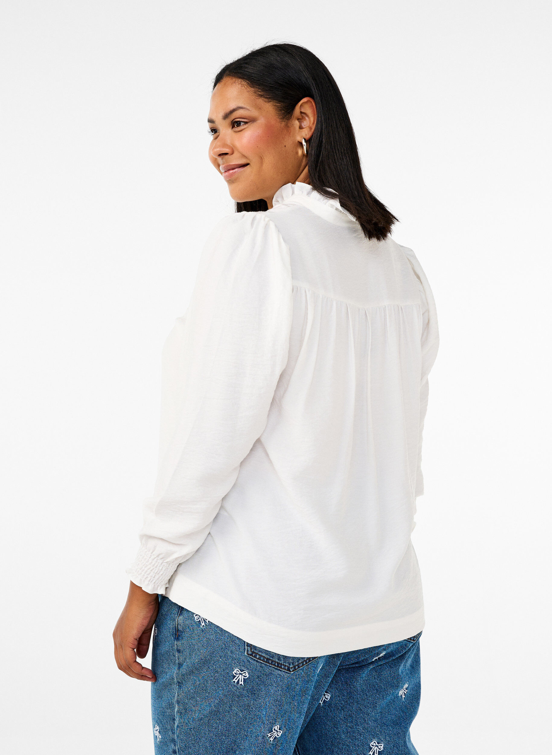 Zizzi Bluse mit R&uuml;schenkragen, Vanille, Model image number 2