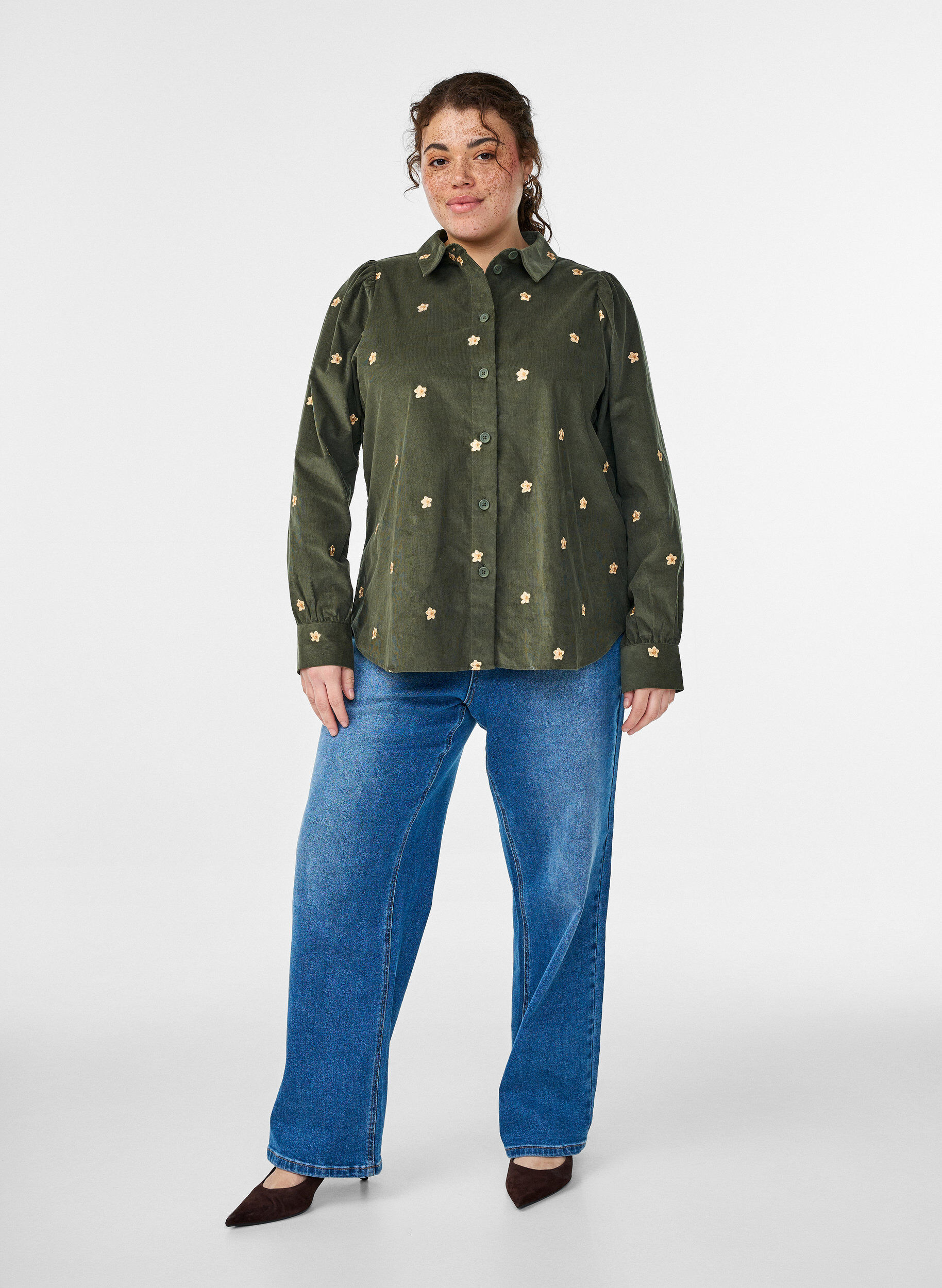 Zizzi Cordbluse mit gestickten Blumen, Gr&uuml;n, Model image number 1