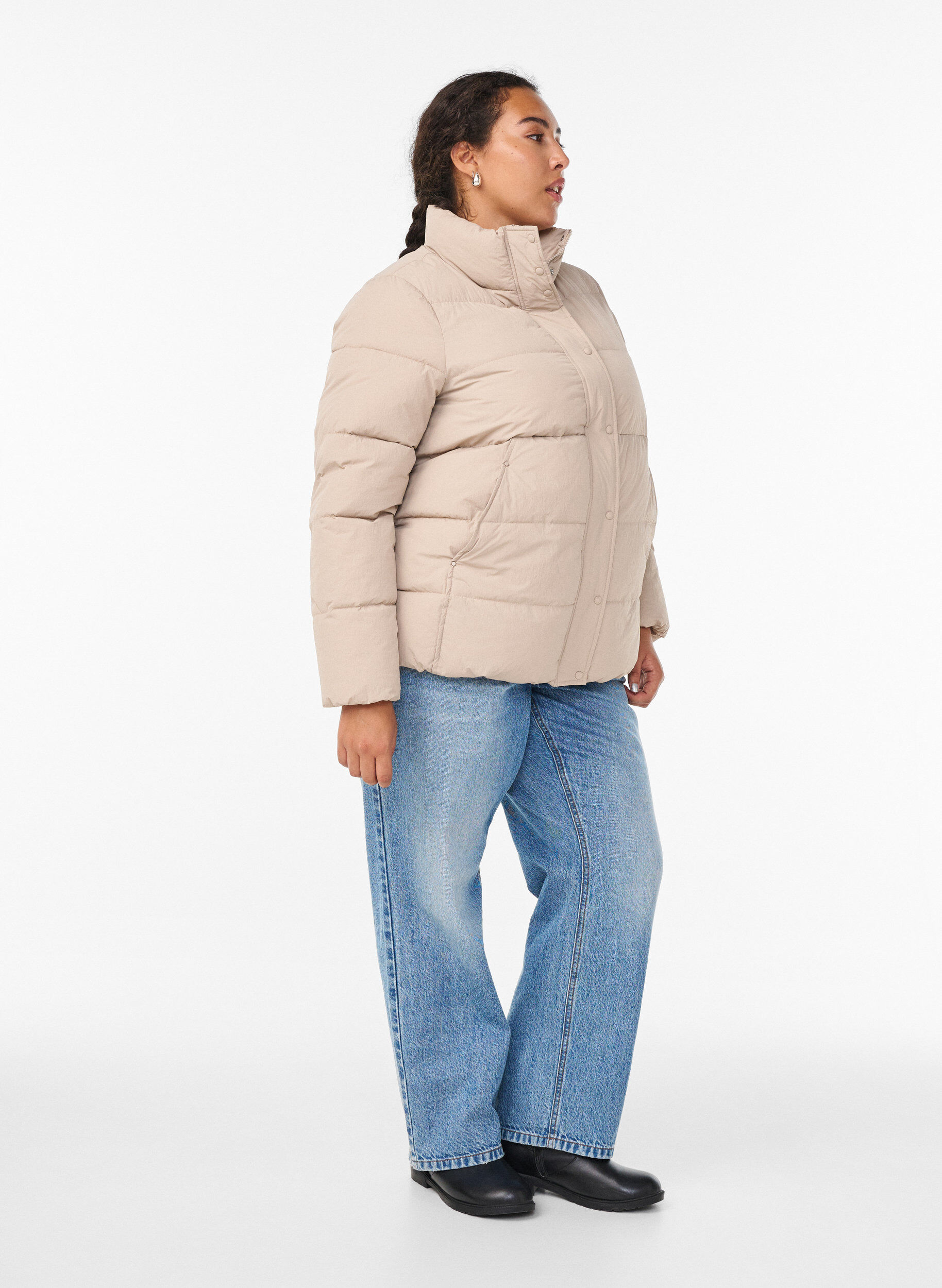 Zizzi Kurze gepolsterte Pufferjacke mit hohem Kragen, Beige, Model image number 1