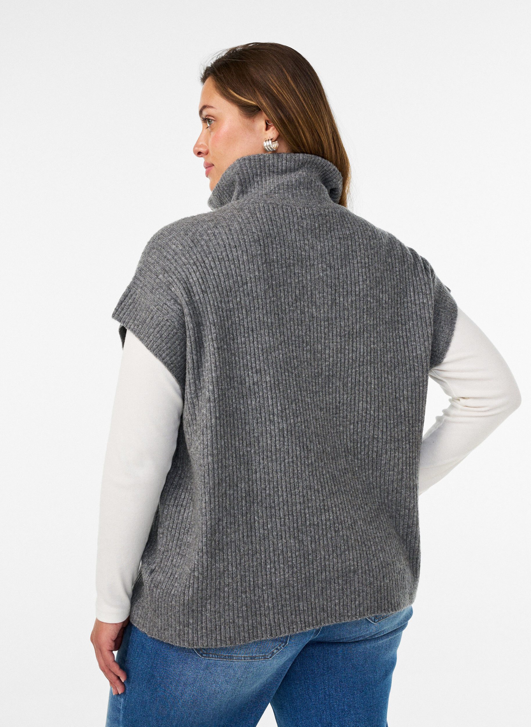 ZizziStrickweste mit hohem Kragen und kurzem Rei&szlig;verschluss, Grau, Model image number 2